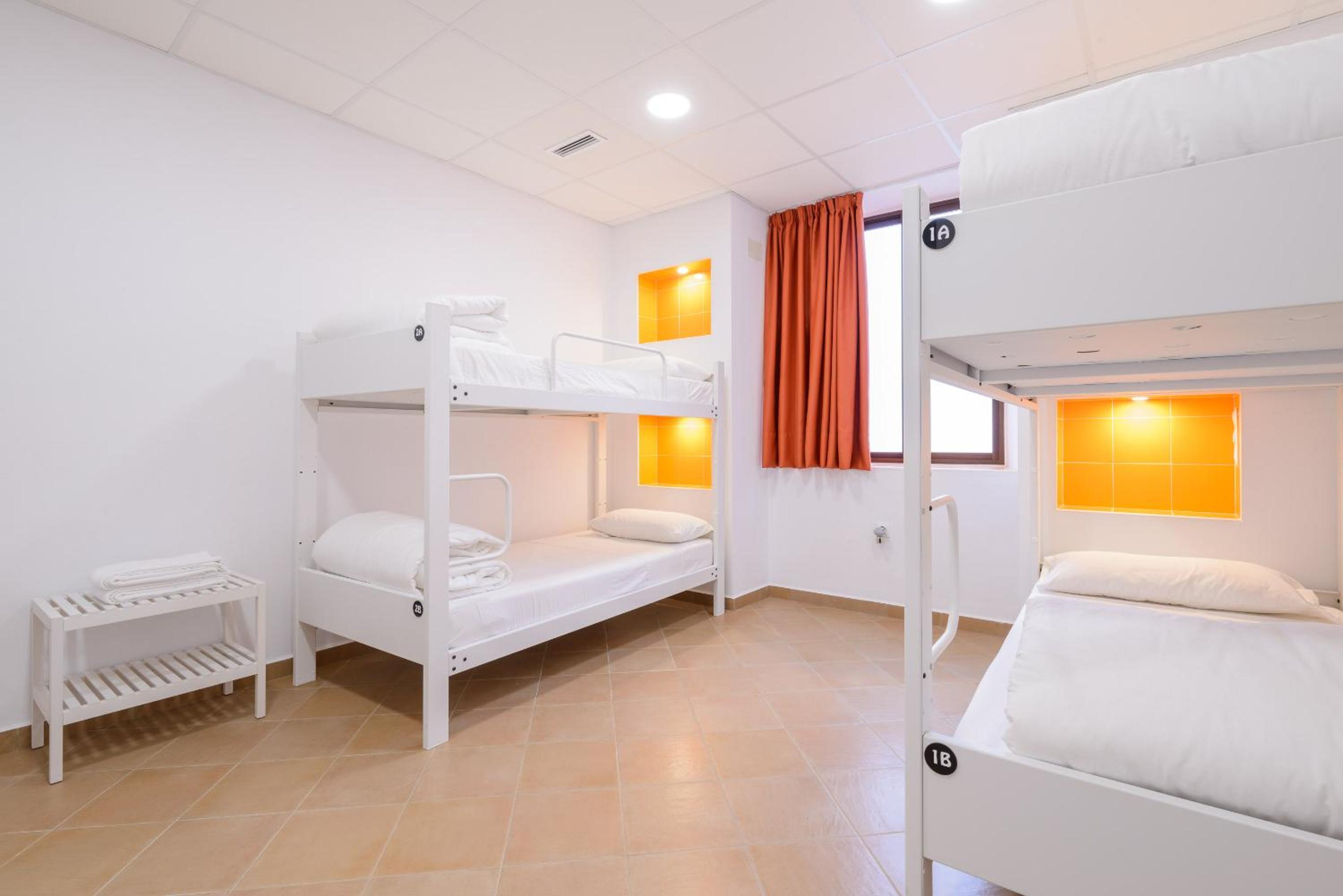 Quadruple Room with Private Bathroom - Photo 2