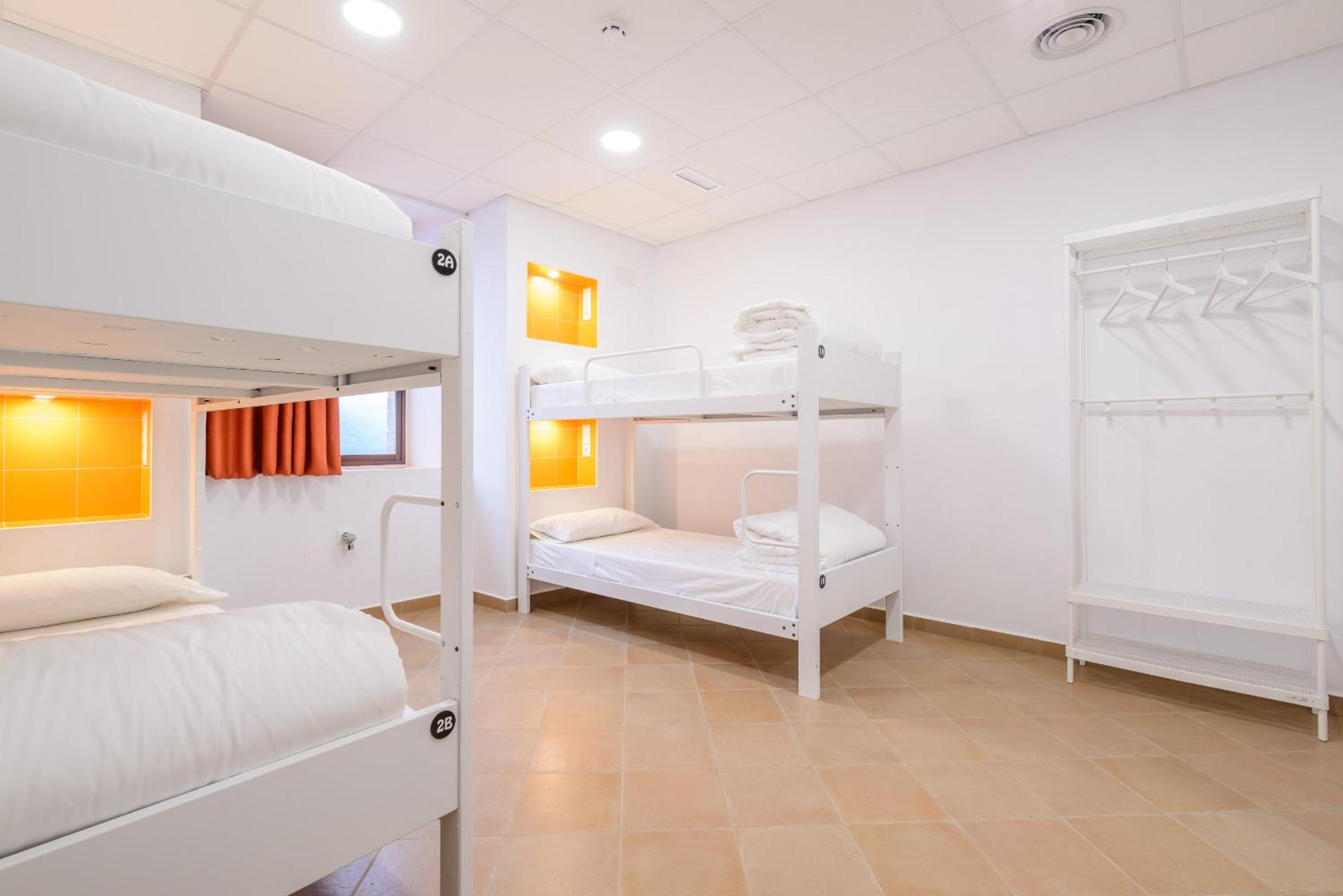 Quadruple Room with Private Bathroom - Photo 4