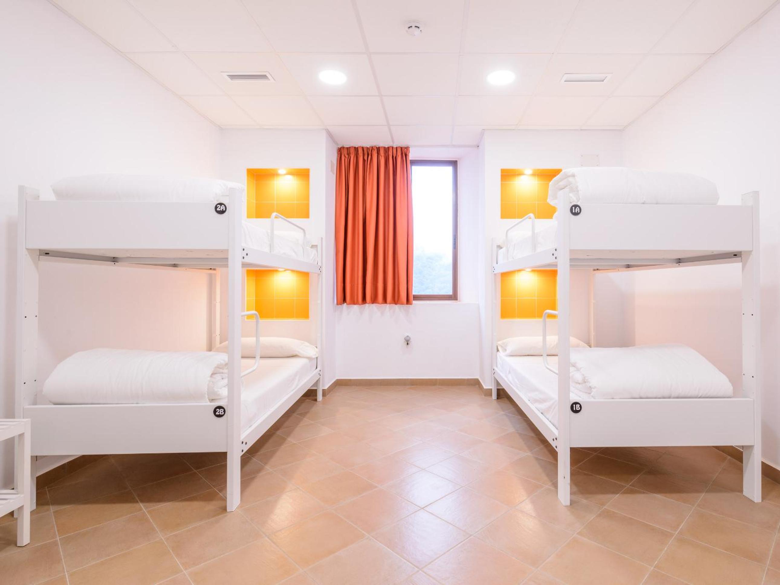 Quadruple Room with Private Bathroom - Photo 3
