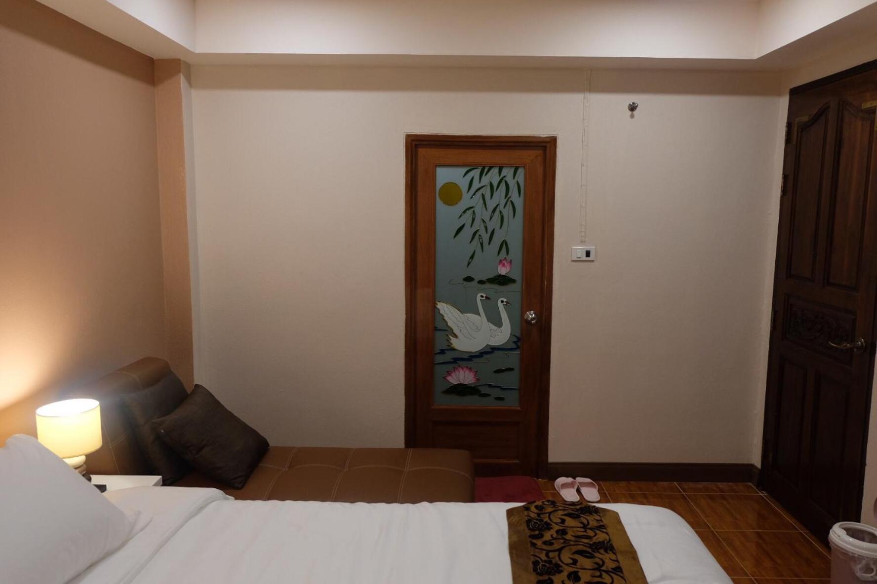 Standard King Room - Photo 10