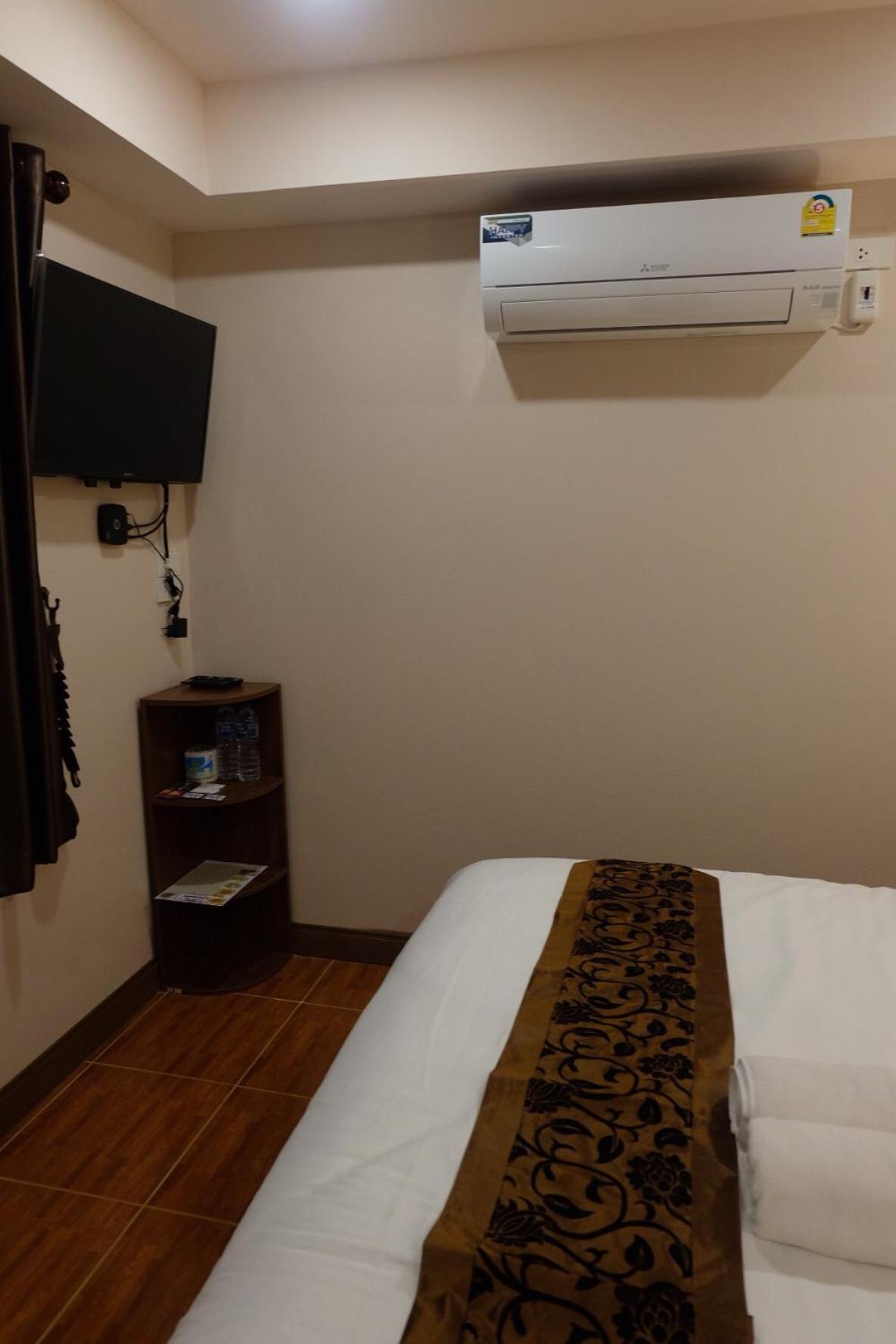 Standard King Room - Photo 9