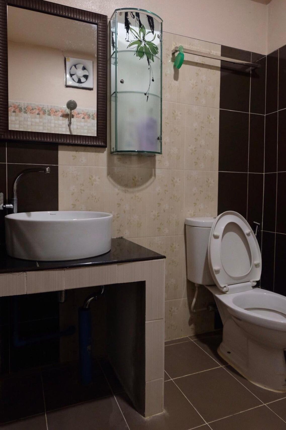 Standard King Room - Photo 7