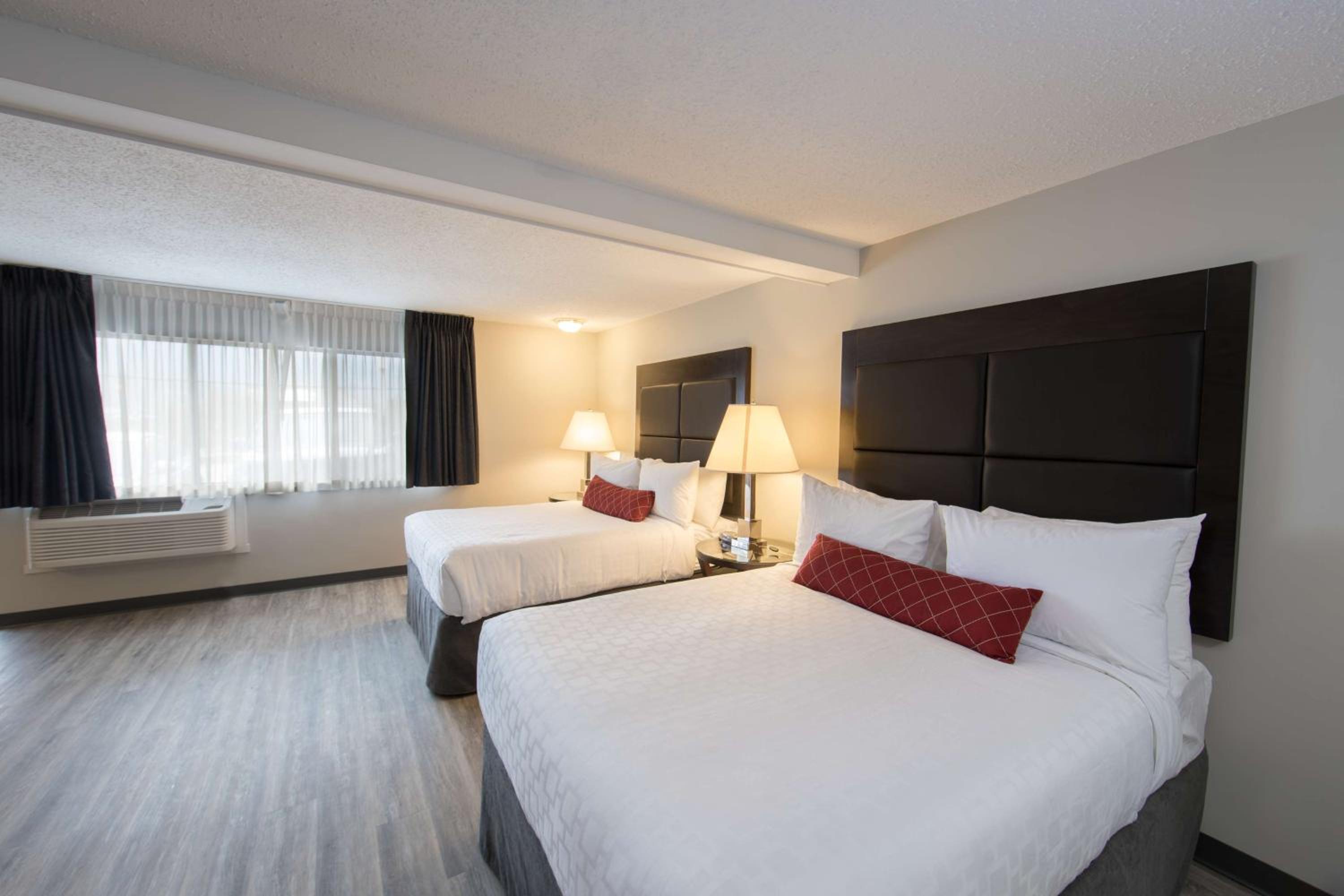 Queen Suite with Two Queen Beds and Kitchenette - Photo 7