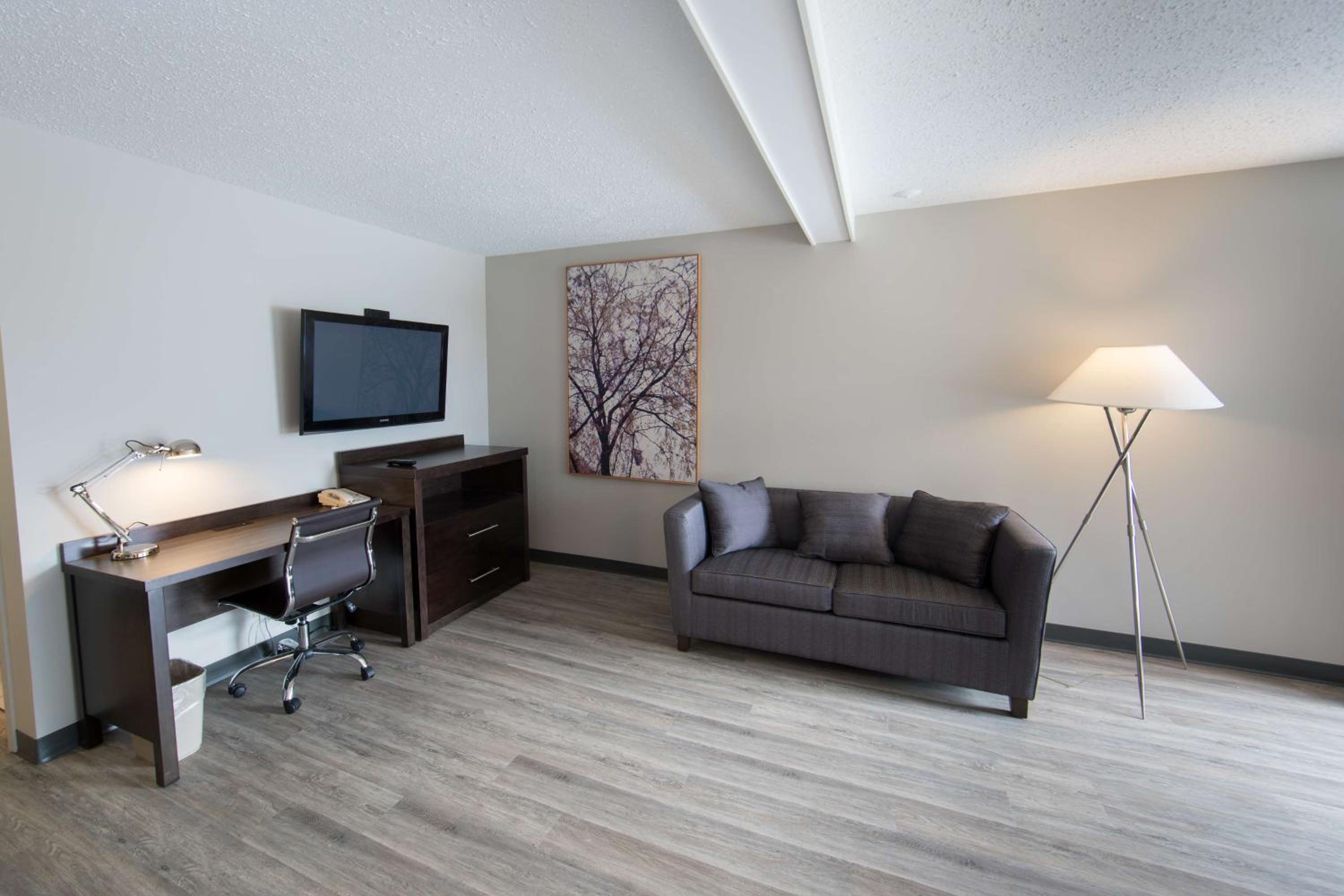 Queen Suite with Two Queen Beds and Kitchenette - Photo 6