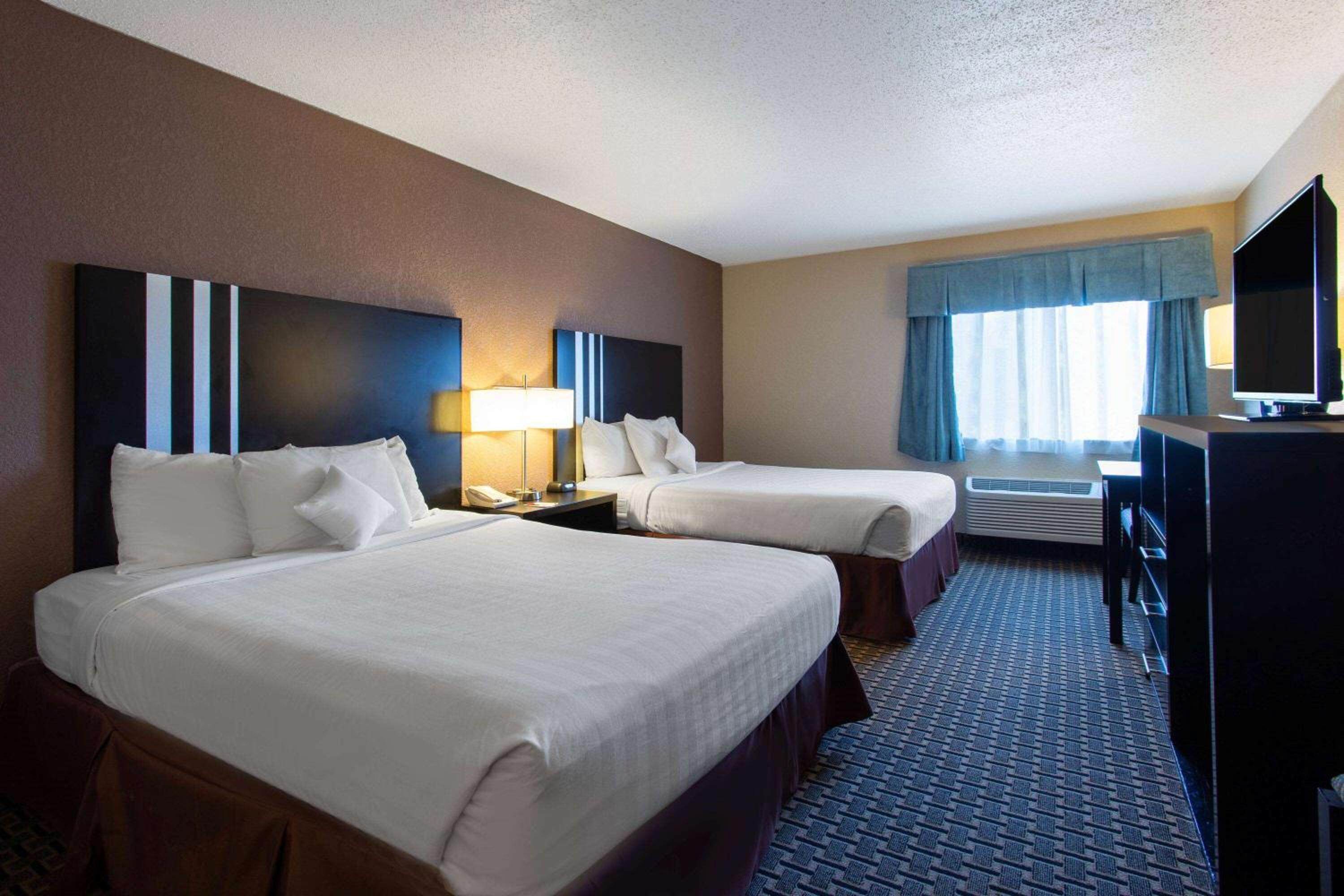 Queen Room with Two Queen Beds - Non-Smoking - Photo 3