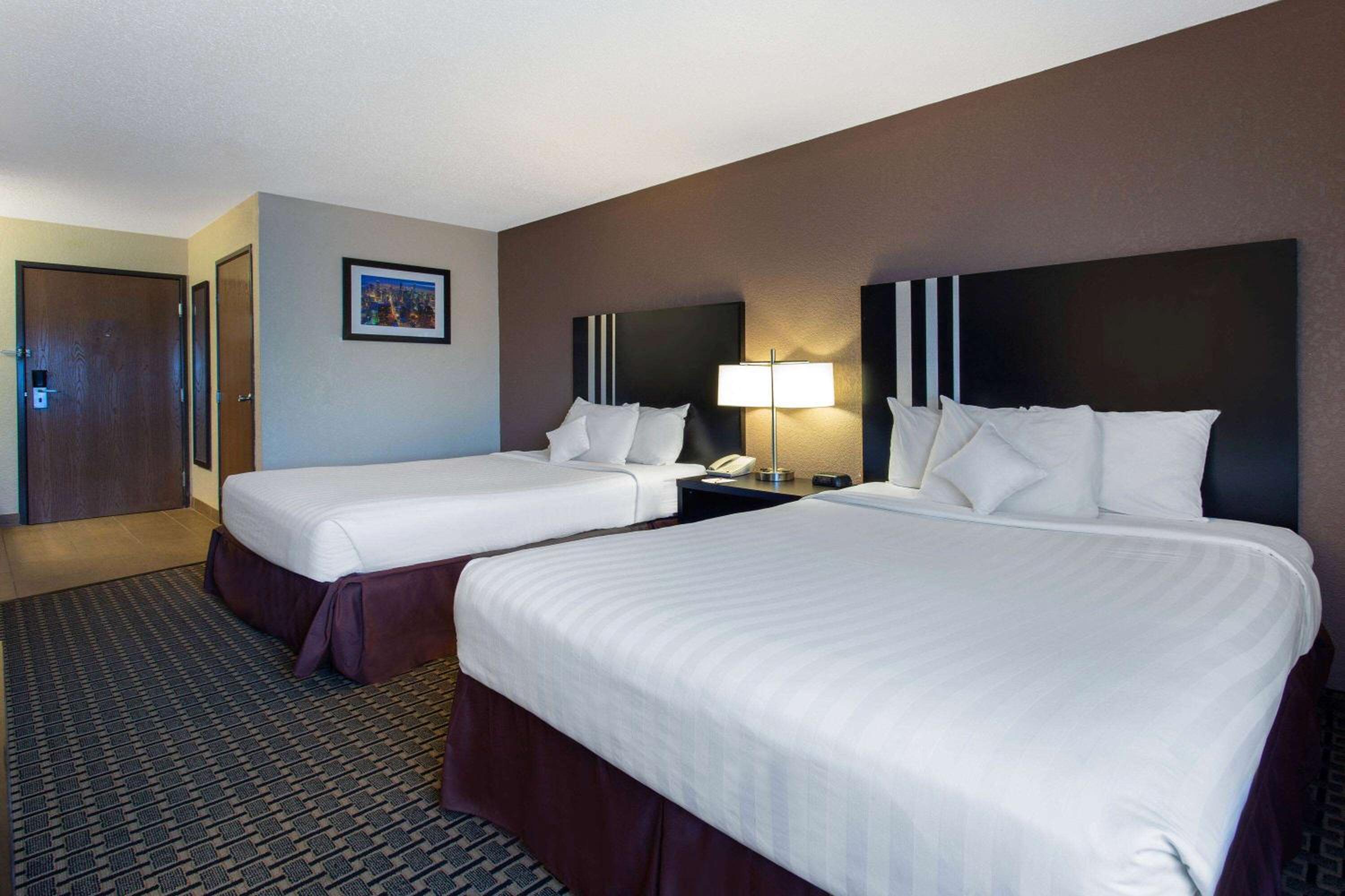 Queen Room with Two Queen Beds - Non-Smoking - Photo 1