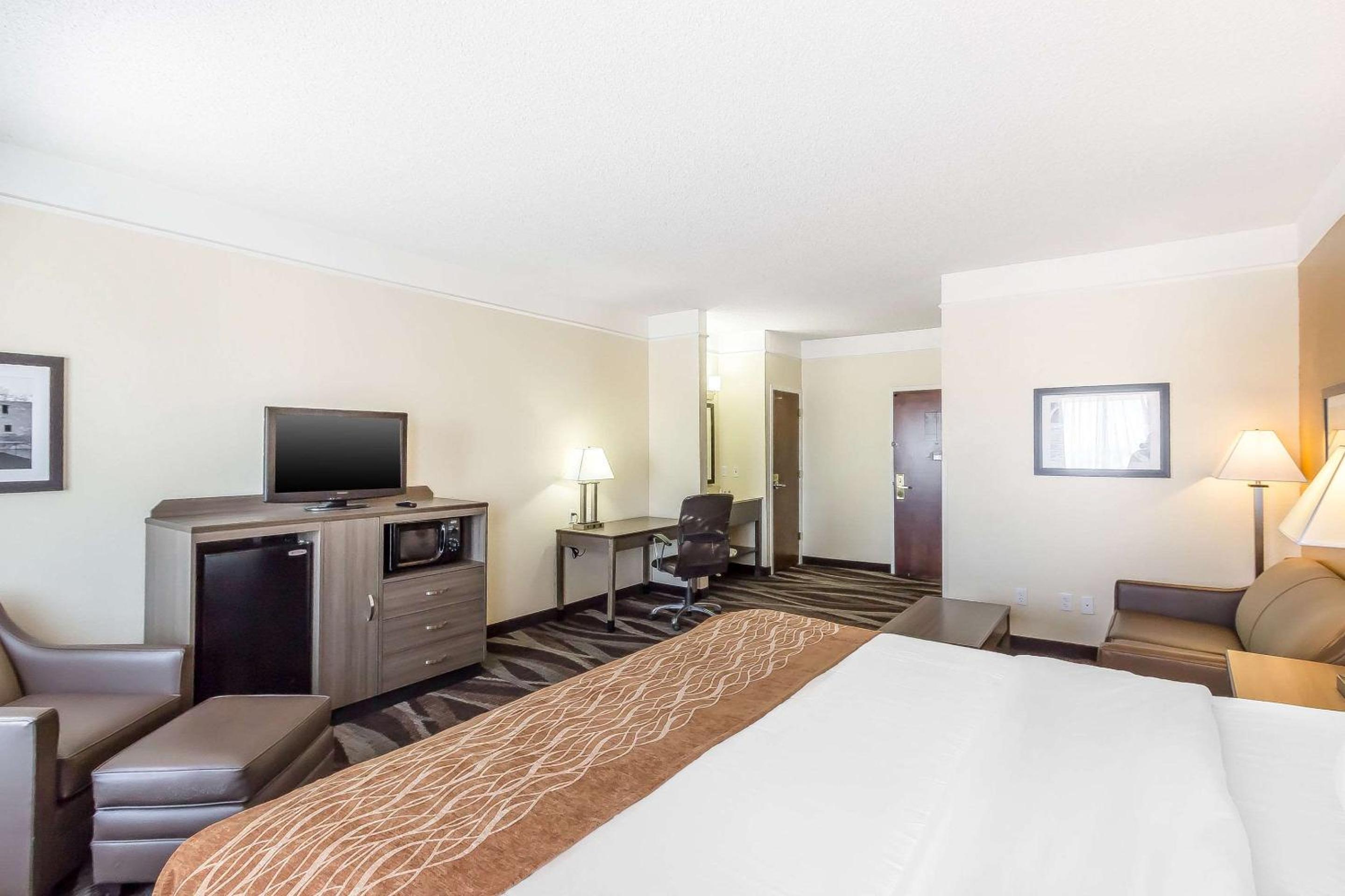 King Suite - Non-Smoking - Photo 8
