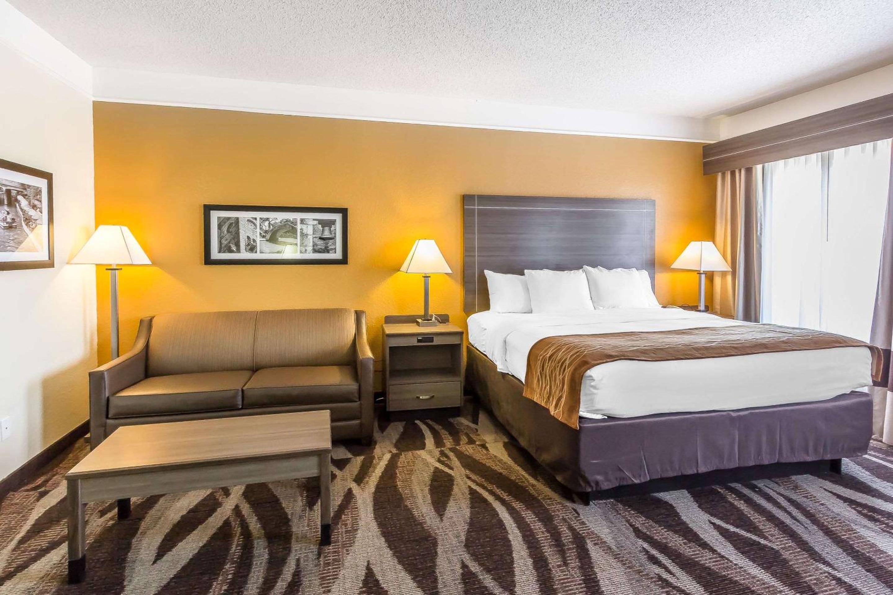 King Suite - Non-Smoking - Photo 2