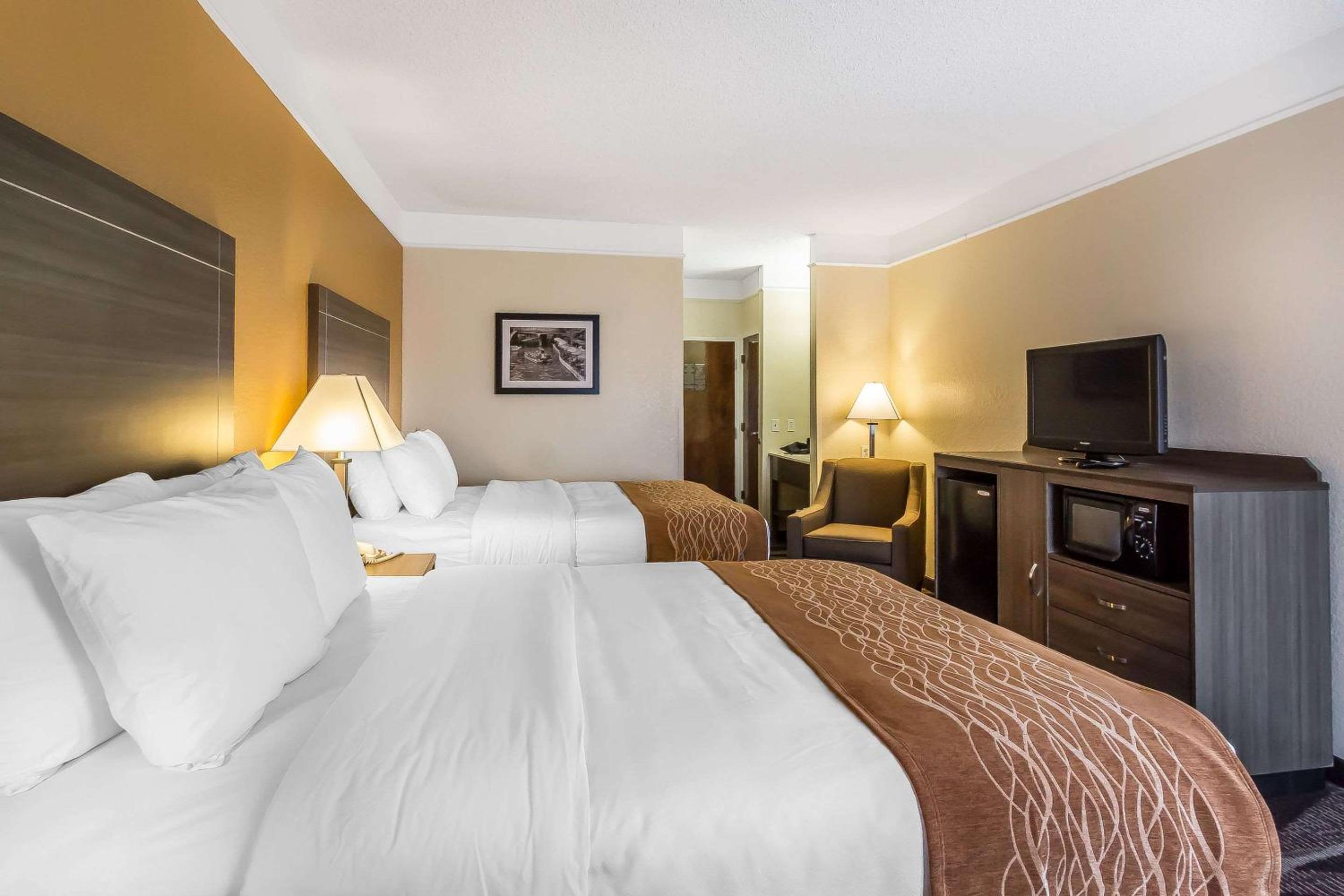 Queen Room with Two Queen Beds - Non-Smoking - Photo 4