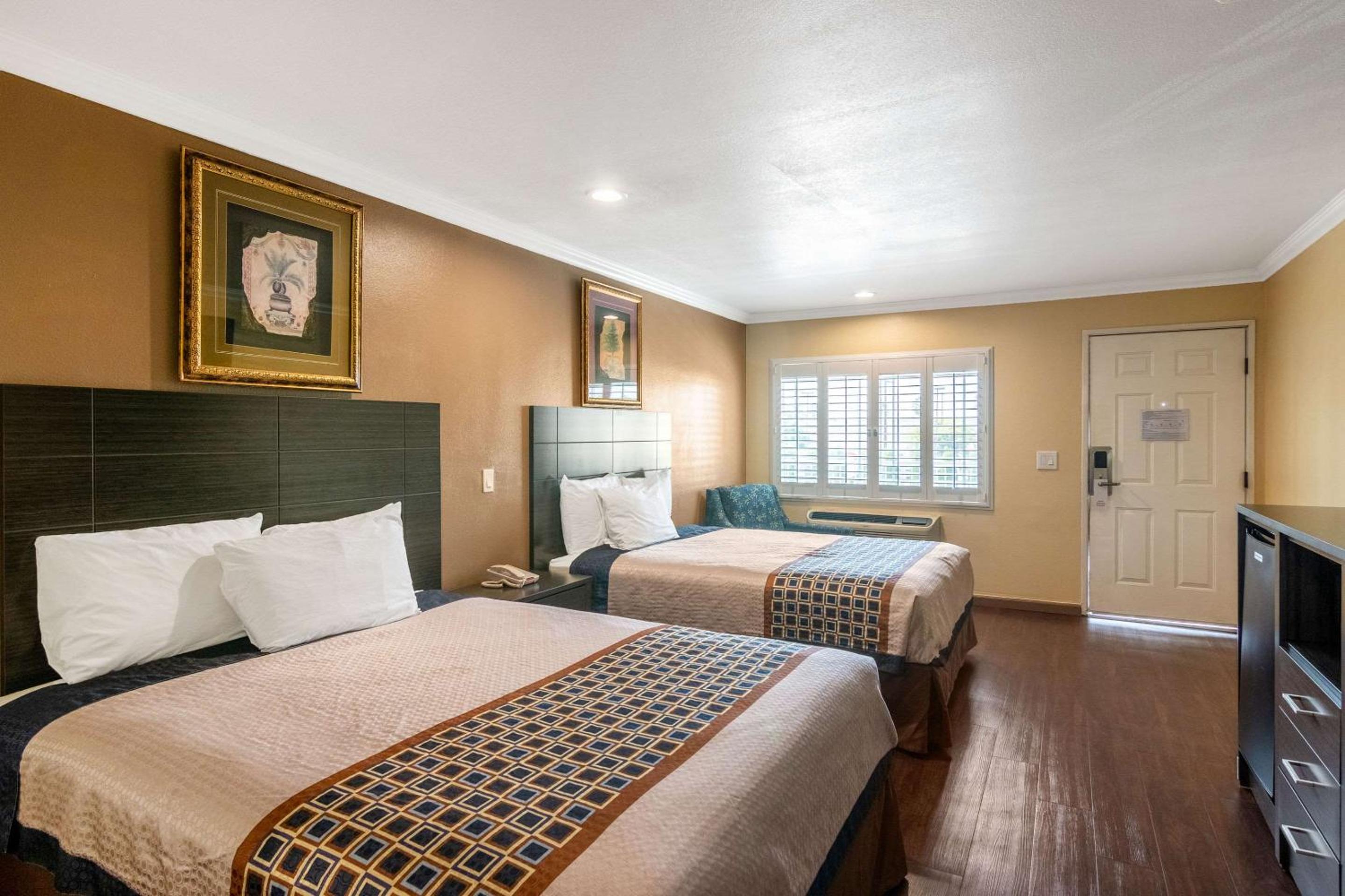 Standard Room, 2 Queen Beds, Non Smoking - Photo 1