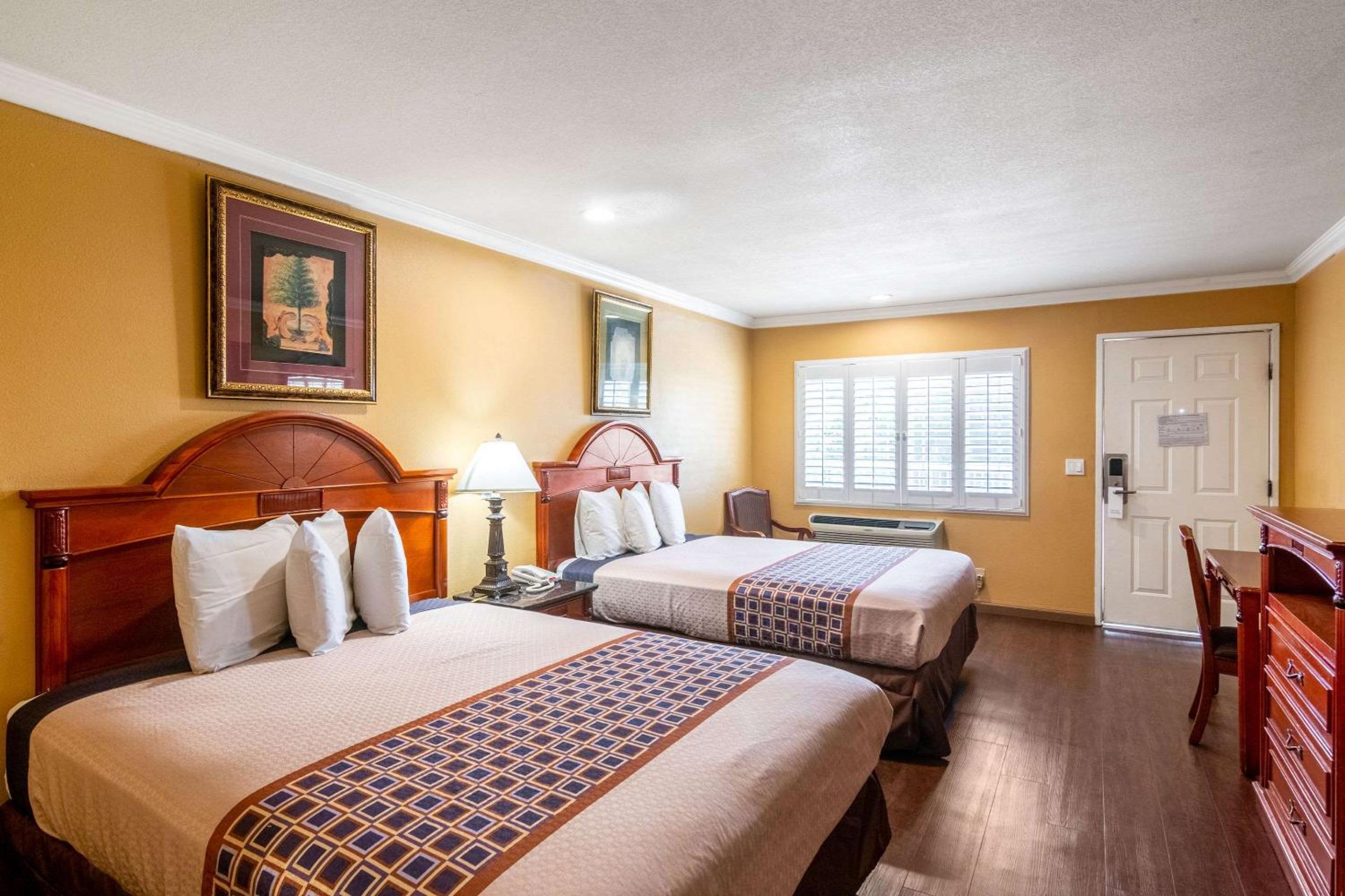 Standard Room, 2 Queen Beds, Non Smoking - Photo 6