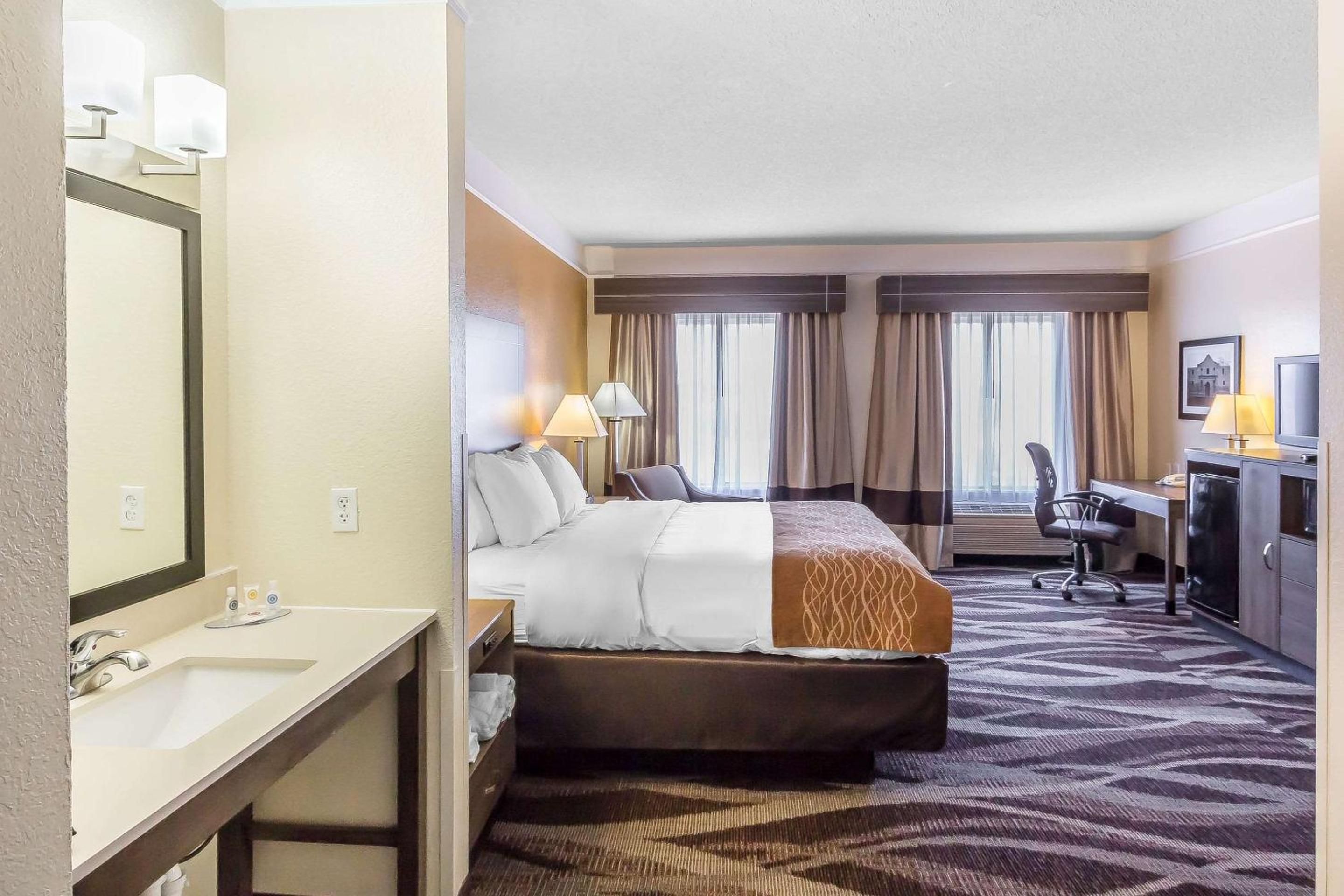 King Room - Non-Smoking - Photo 2