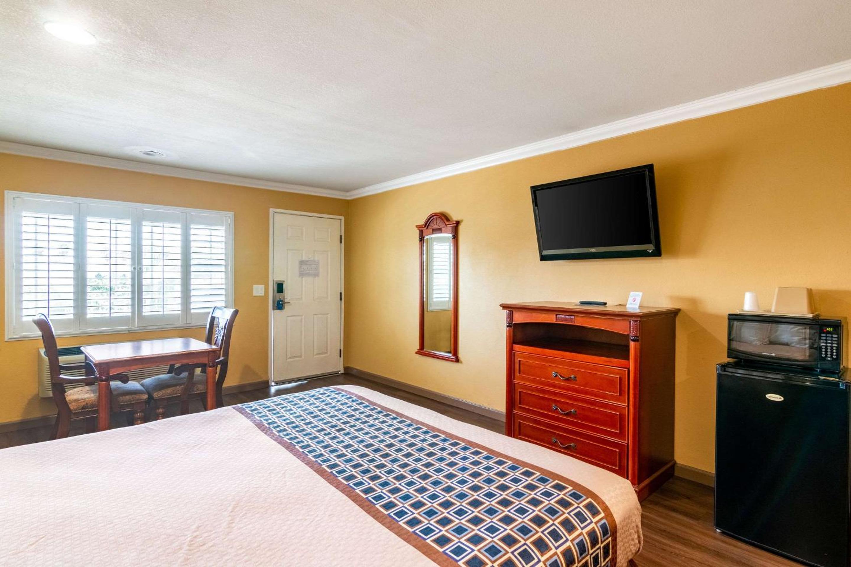 Standard Room, 1 King Bed, Non Smoking - Photo 5