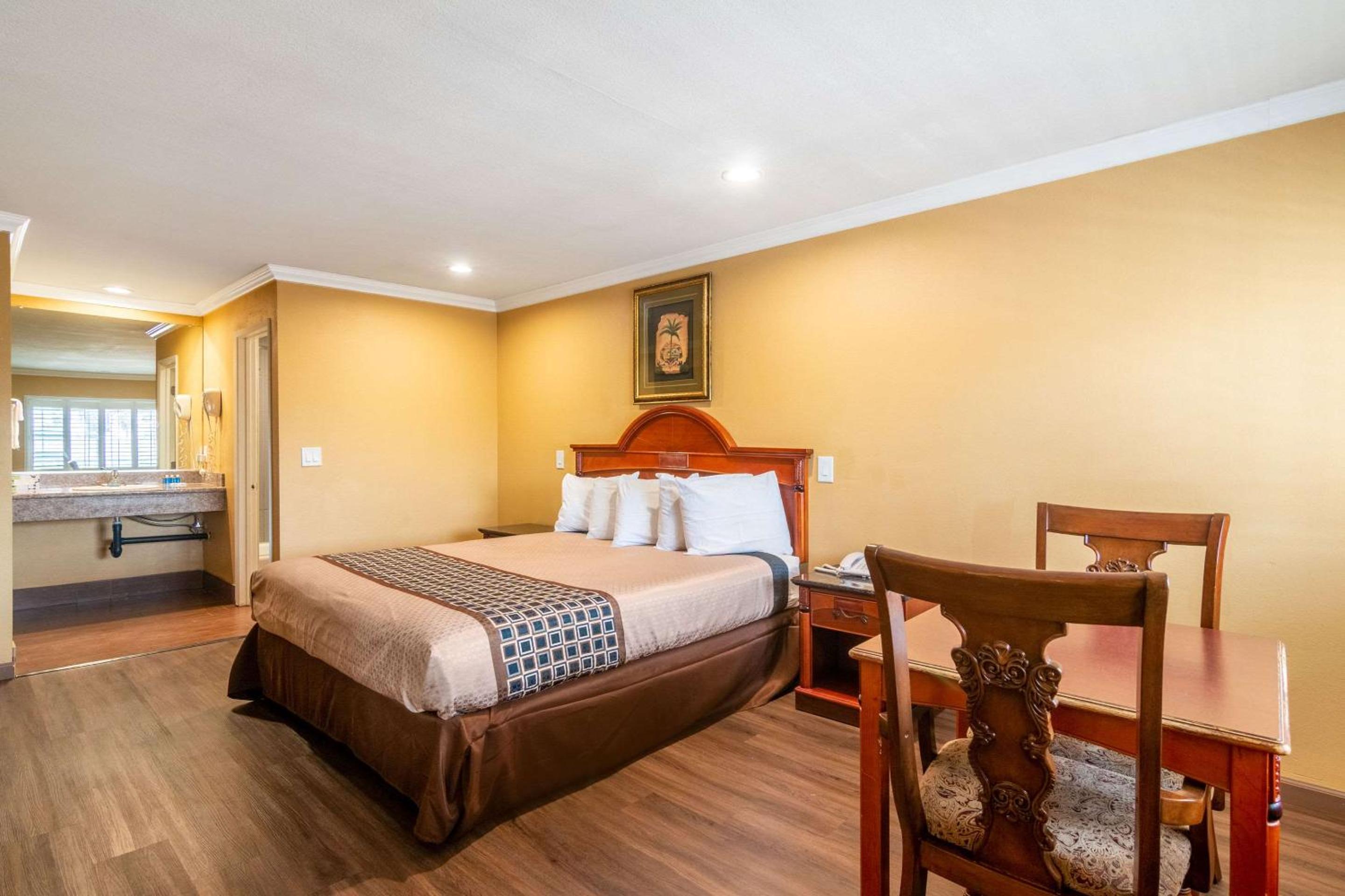 Standard Room, 1 King Bed, Non Smoking - Photo 4