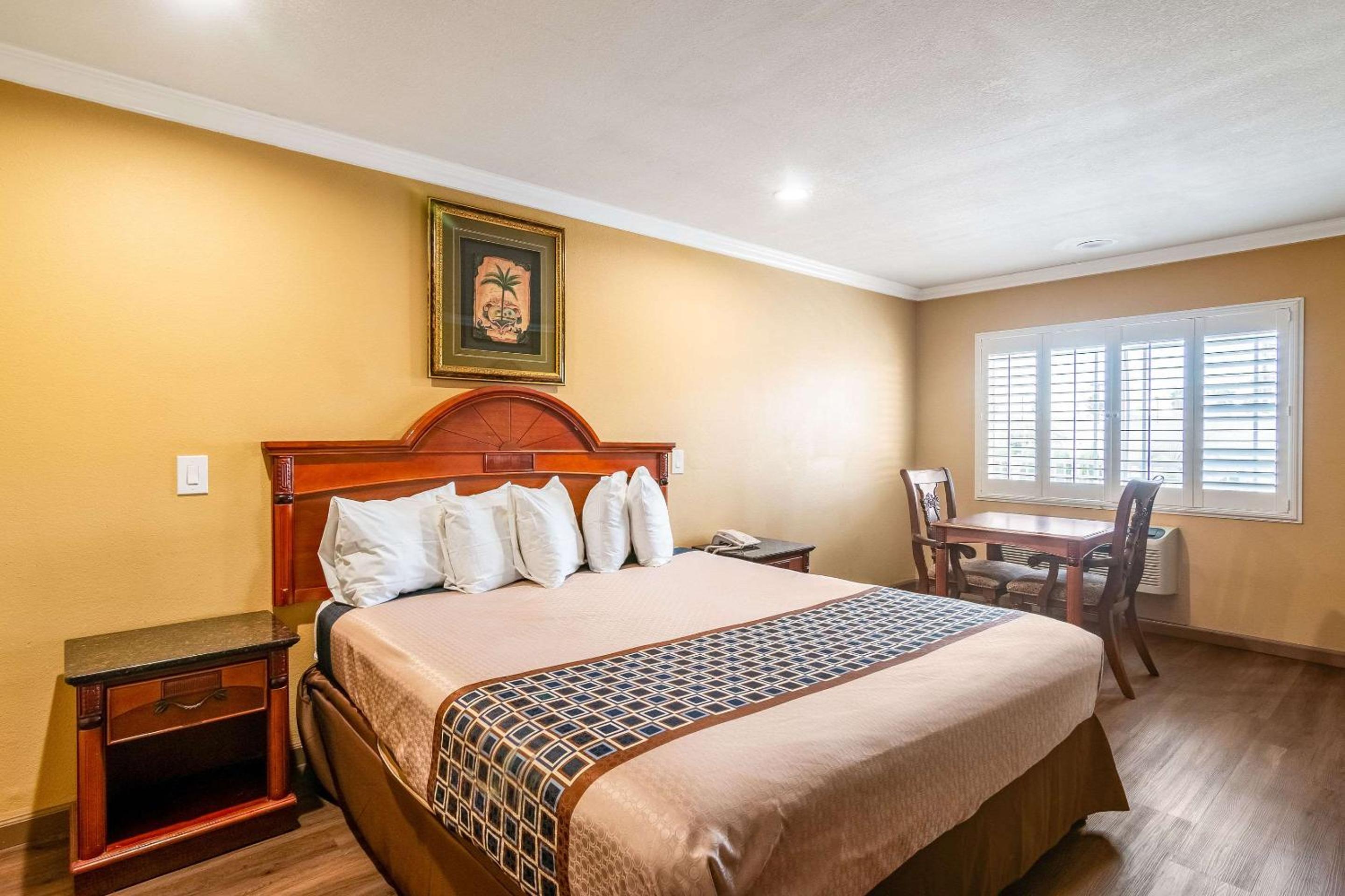 Standard Room, 1 King Bed, Non Smoking - Photo 2