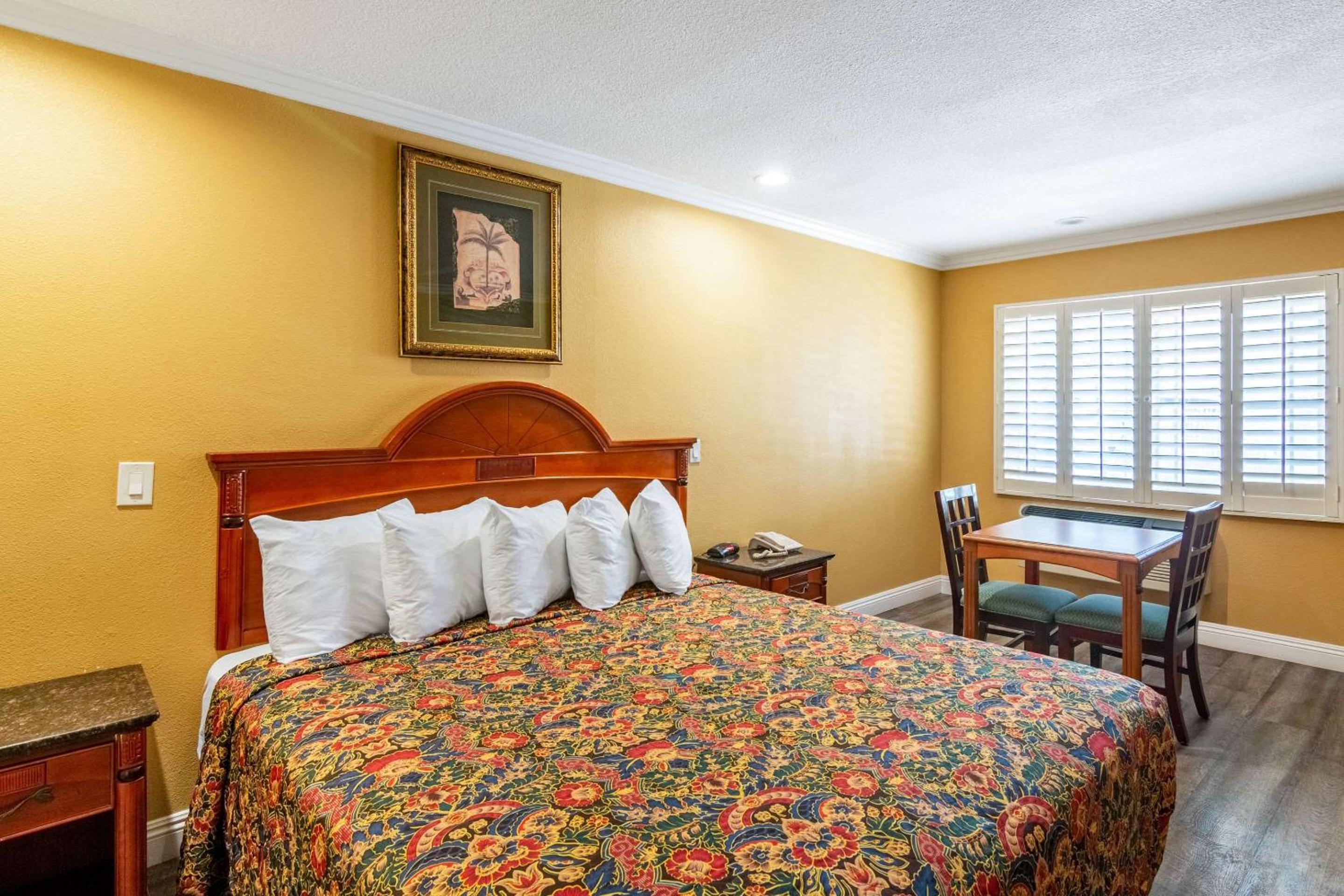 Standard Room, 1 King Bed, Non Smoking - Photo 1