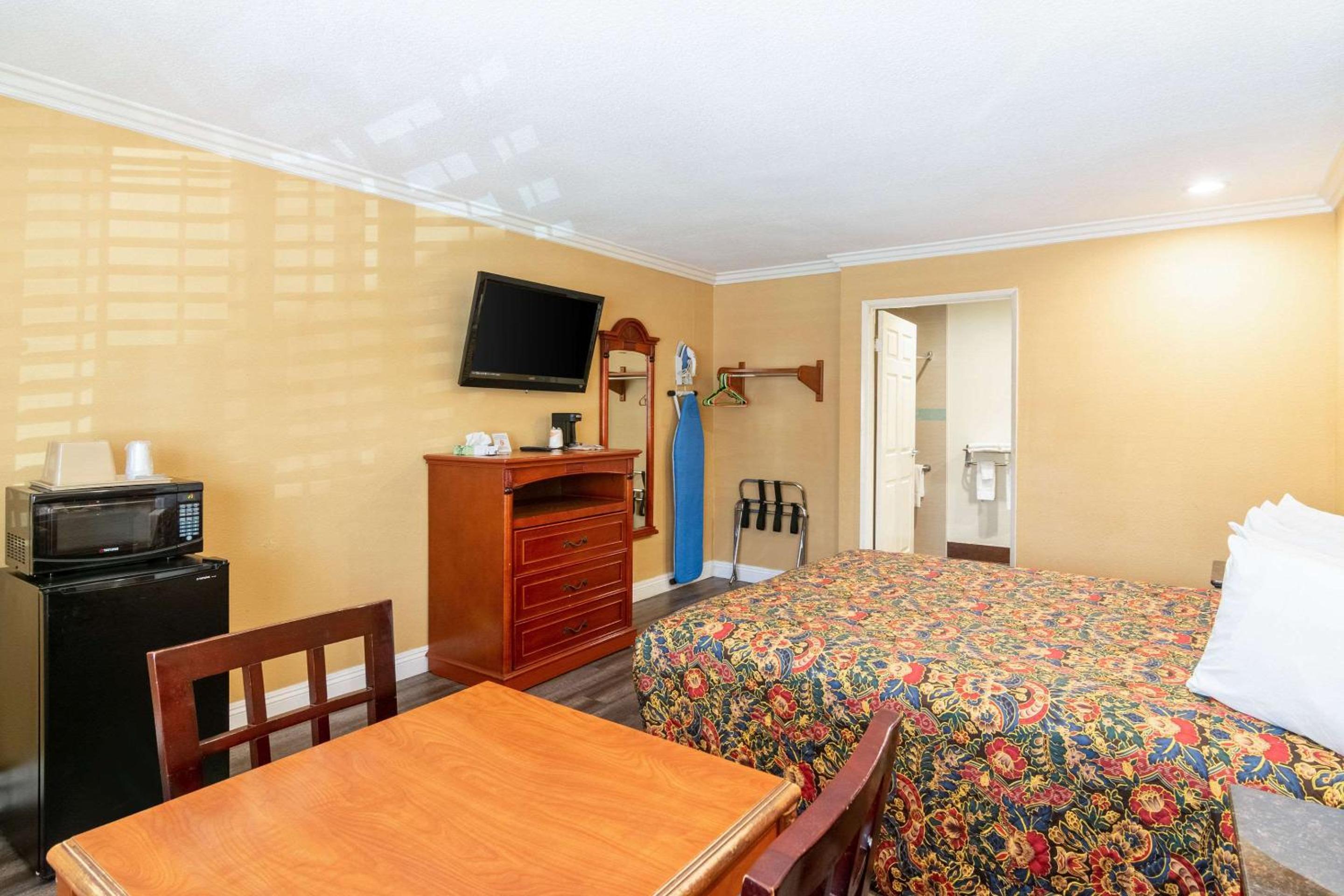 Standard Room, 1 King Bed, Accessible Roll-In Shower, Non Smoking