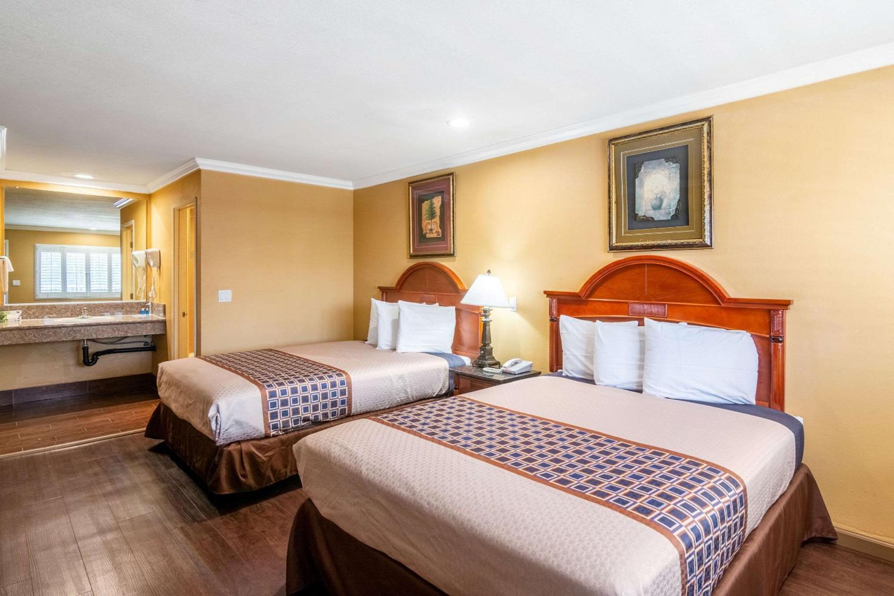 Standard Room, 2 Queen Beds, Non Smoking - Photo 7