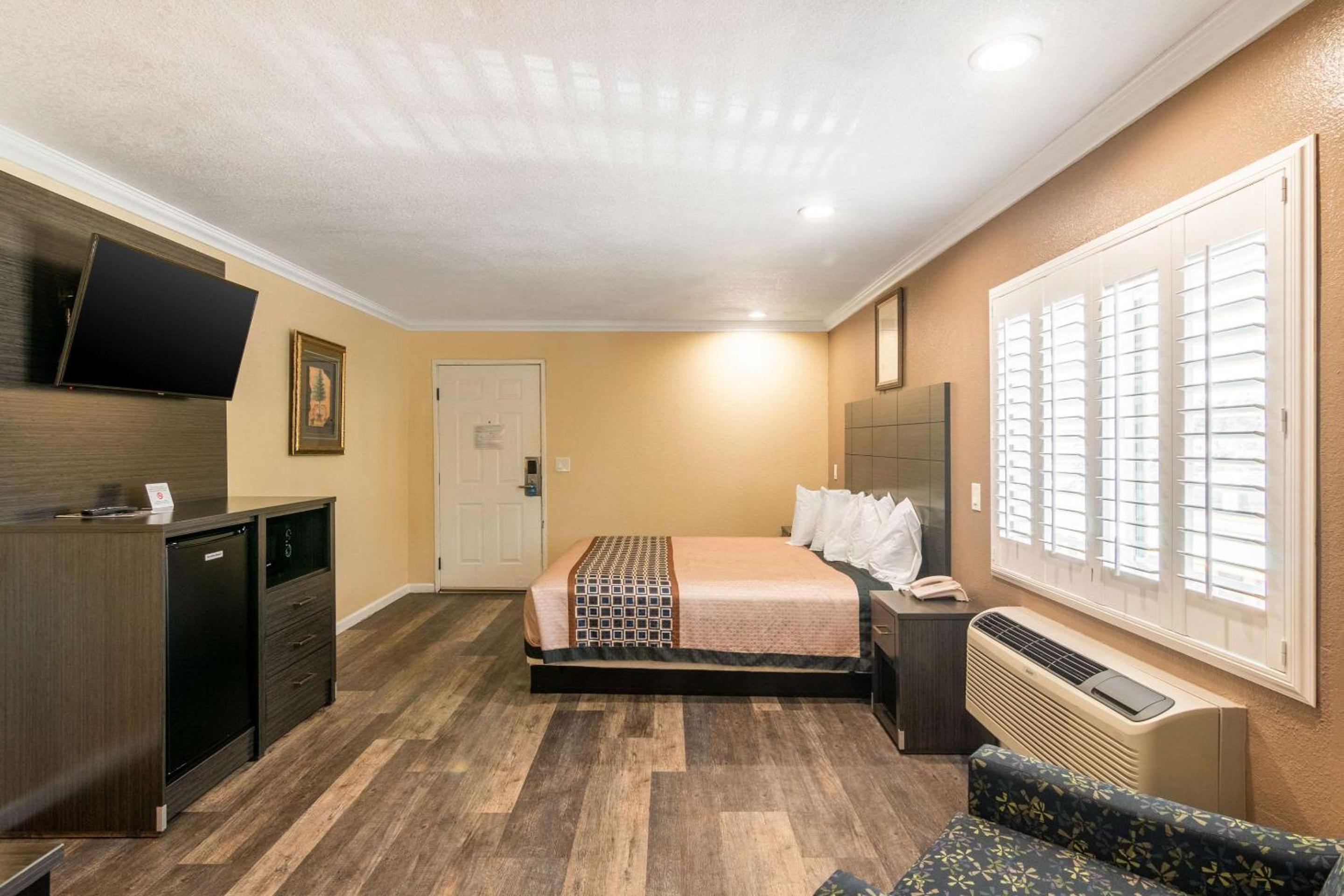 Deluxe Room, 1 King Room, Non Smoking - Photo 3