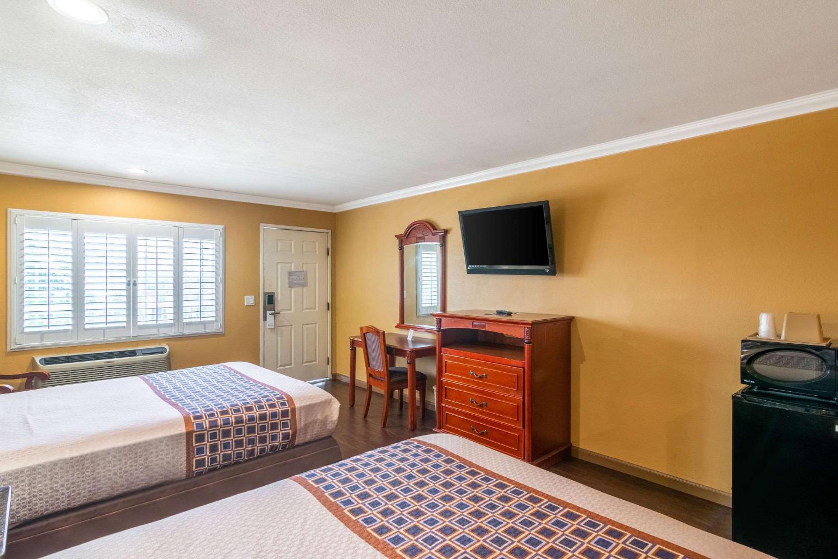 Standard Room, 2 Queen Beds, Non Smoking - Photo 2