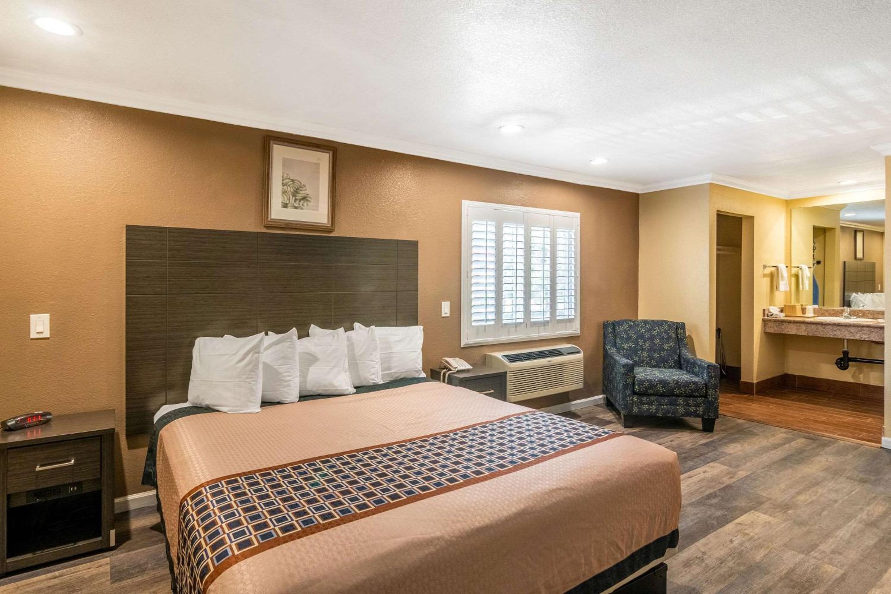 Deluxe Room, 1 King Room, Non Smoking - Photo 2
