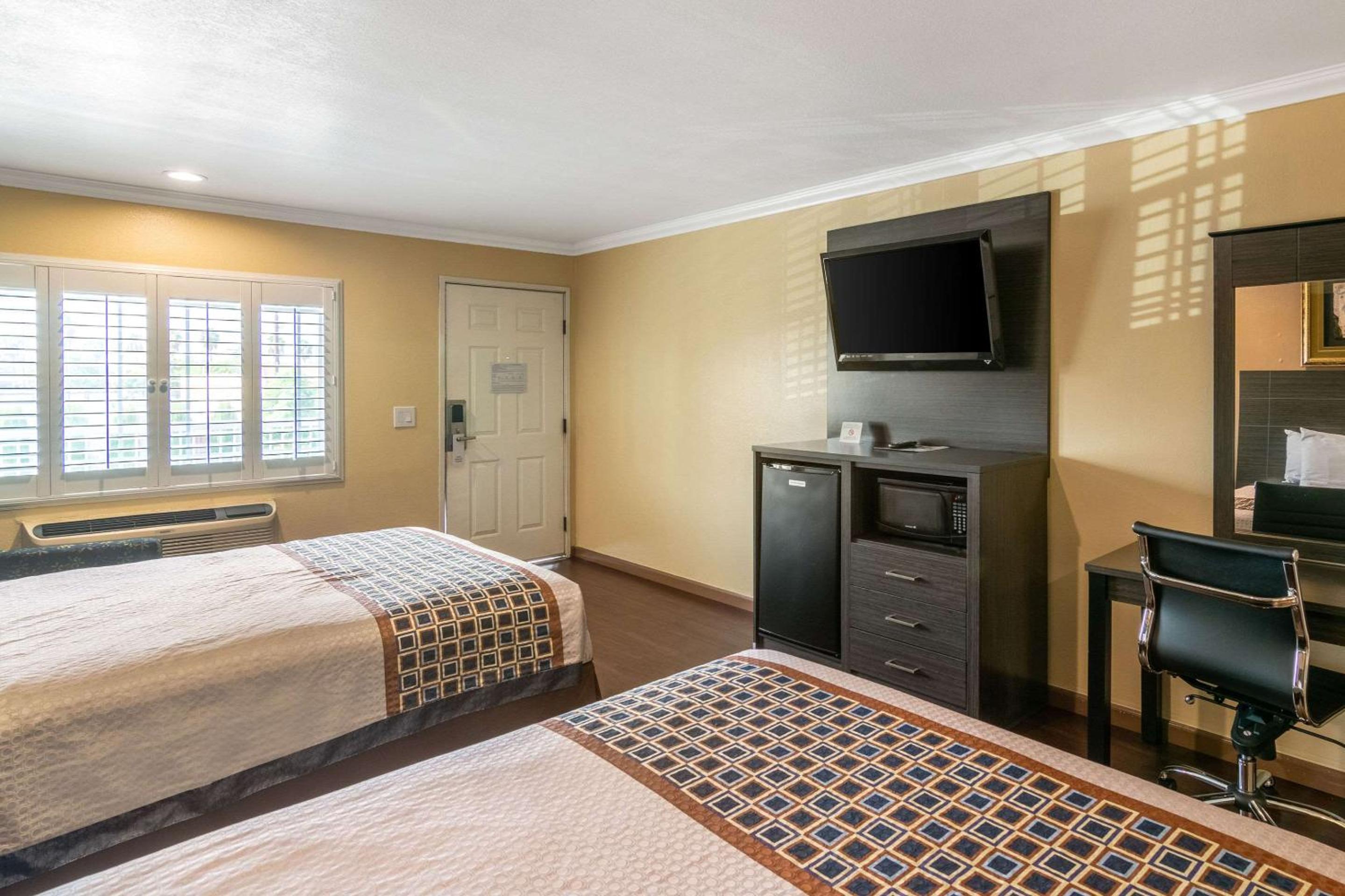 Standard Room, 2 Queen Beds, Non Smoking - Photo 4