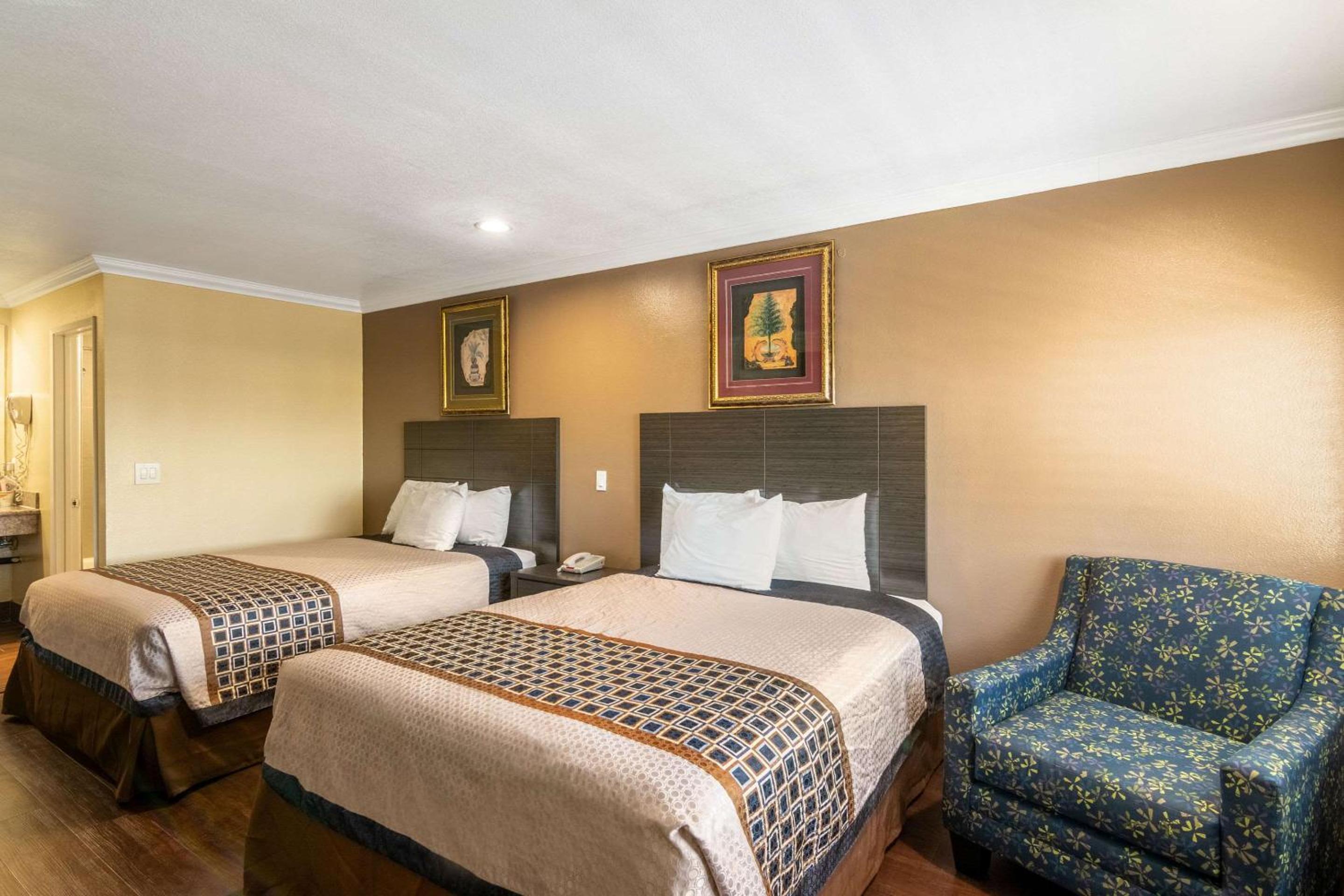 Standard Room, 2 Queen Beds, Non Smoking - Photo 3