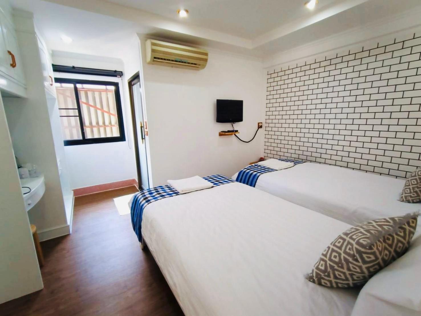 Standard Twin Room - Photo 11