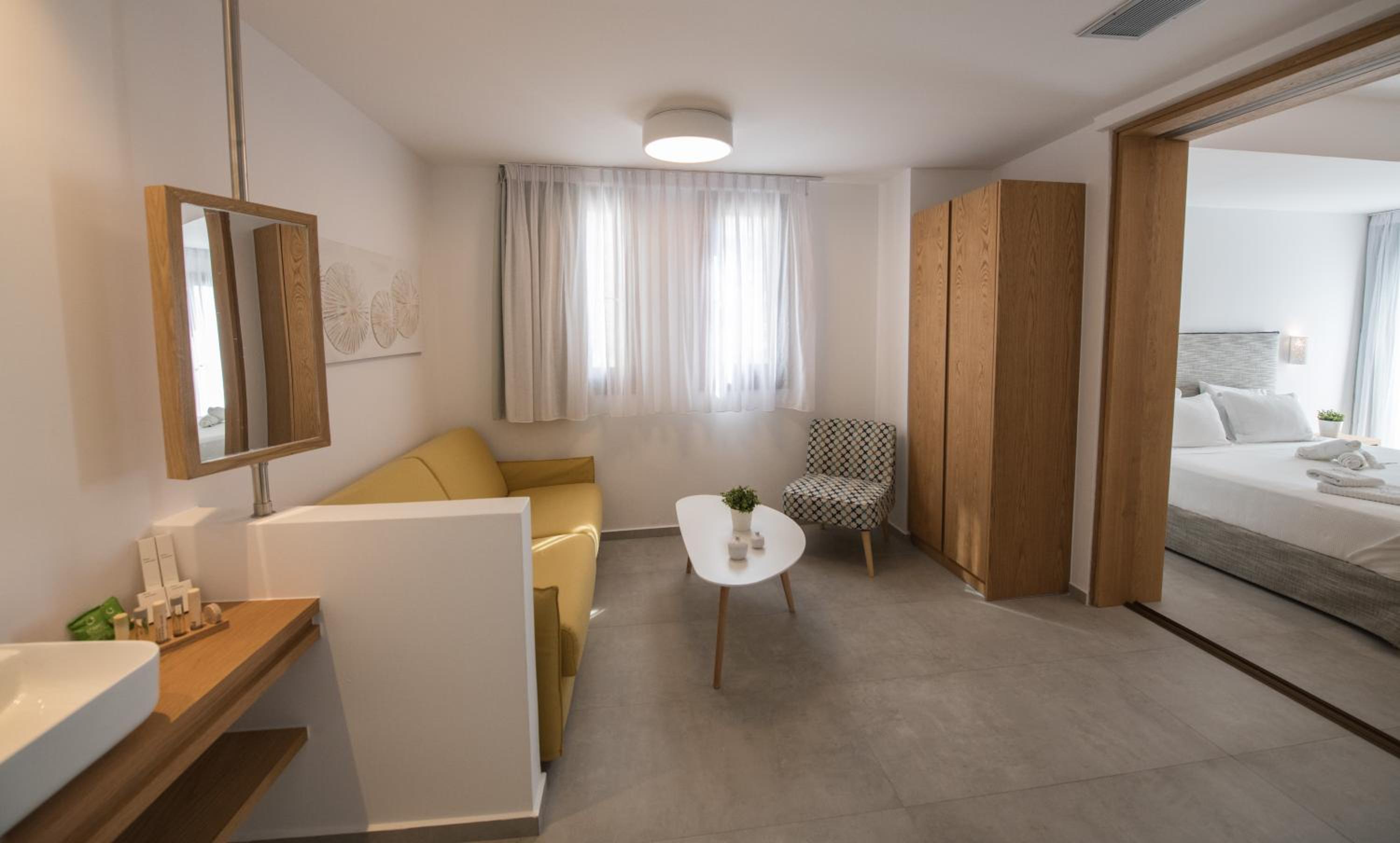 Family Suite with Side Sea View photo 3