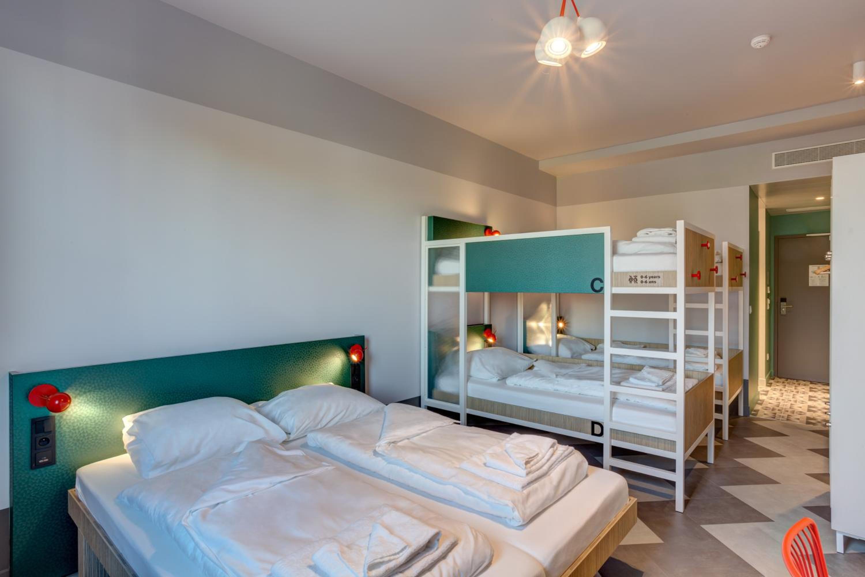 6-Bed Room photo 2