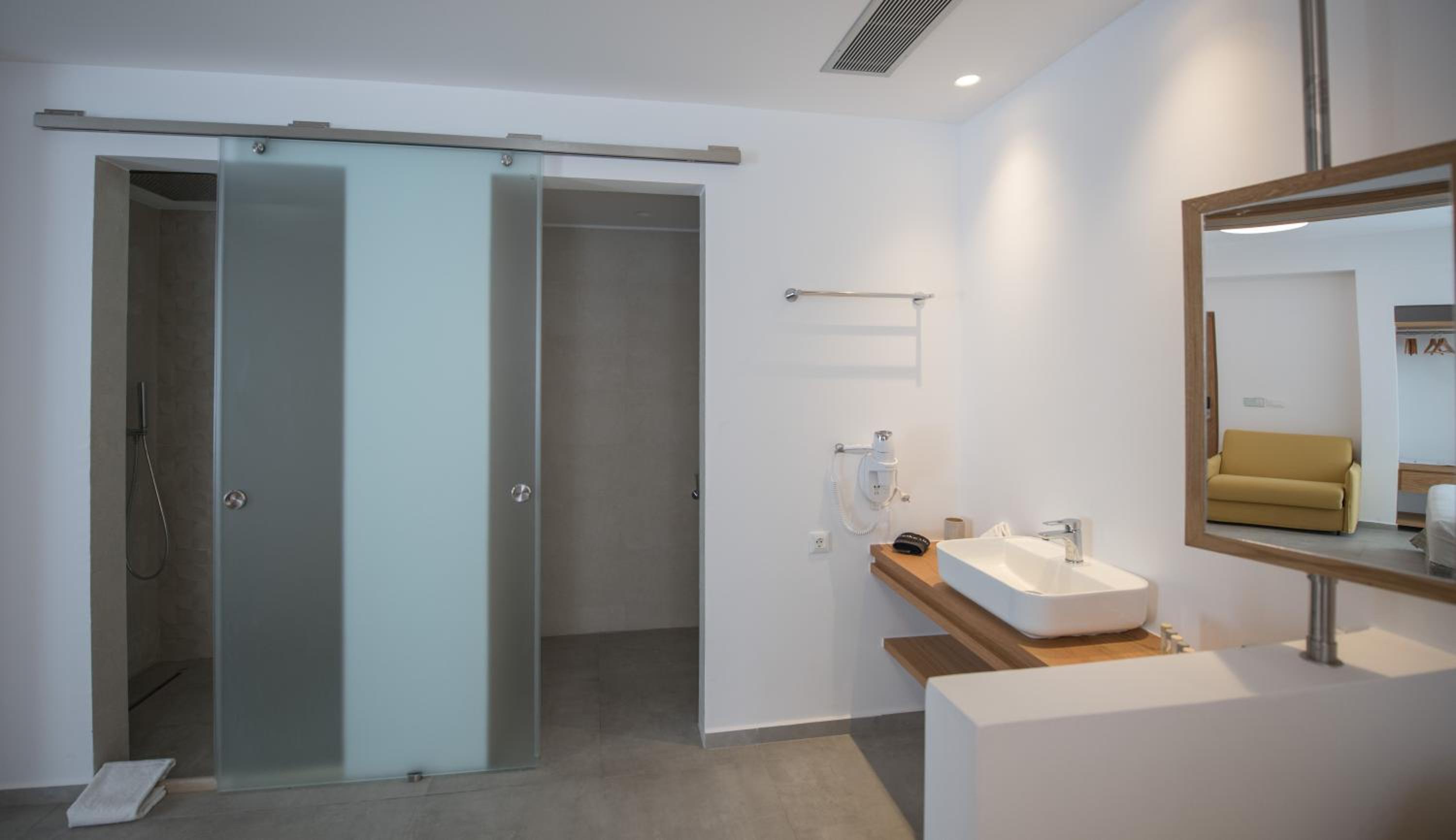 Family Suite with Side Sea View photo 2
