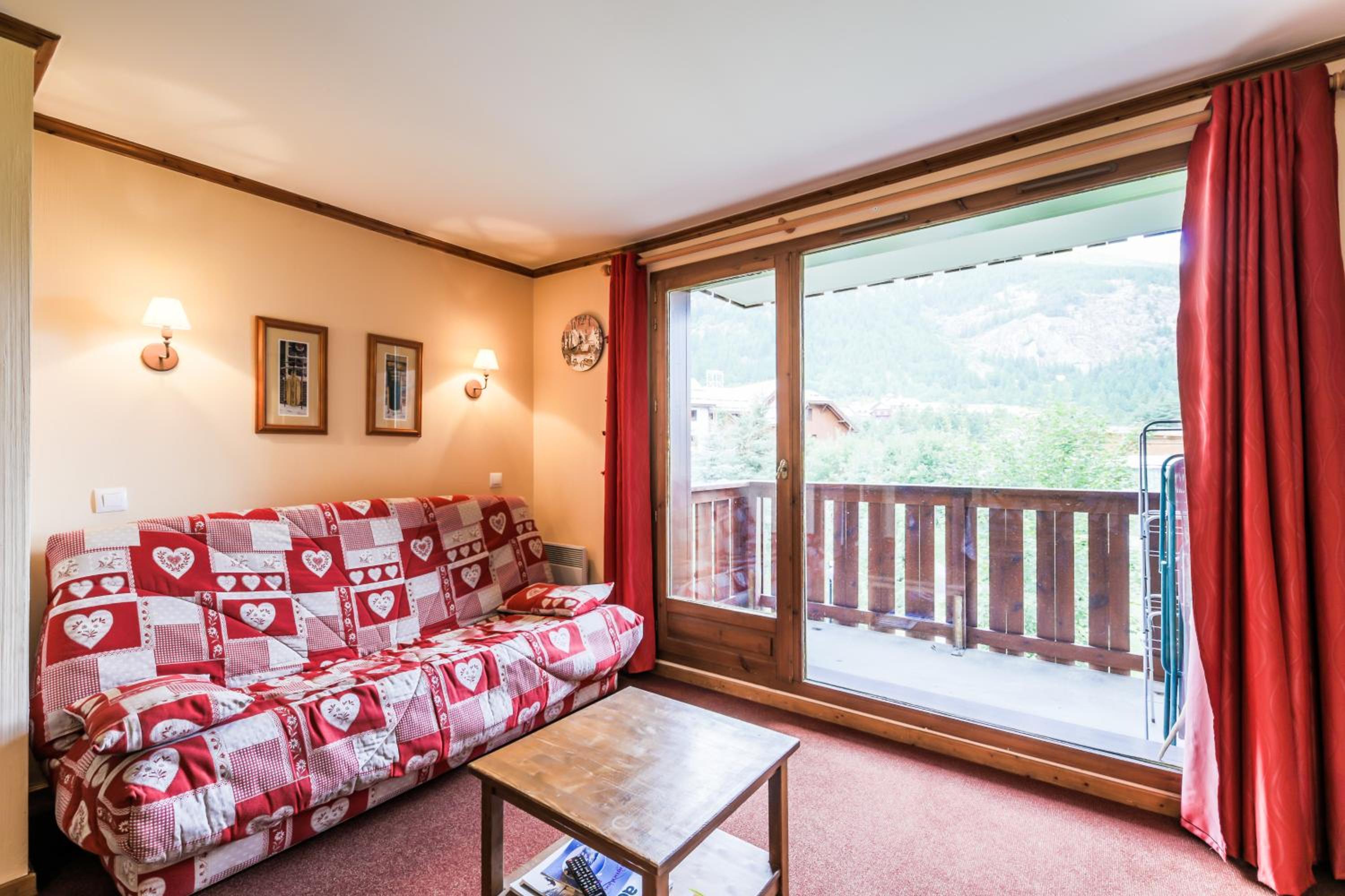 Comfort One-Bedroom Apartment (6 People)