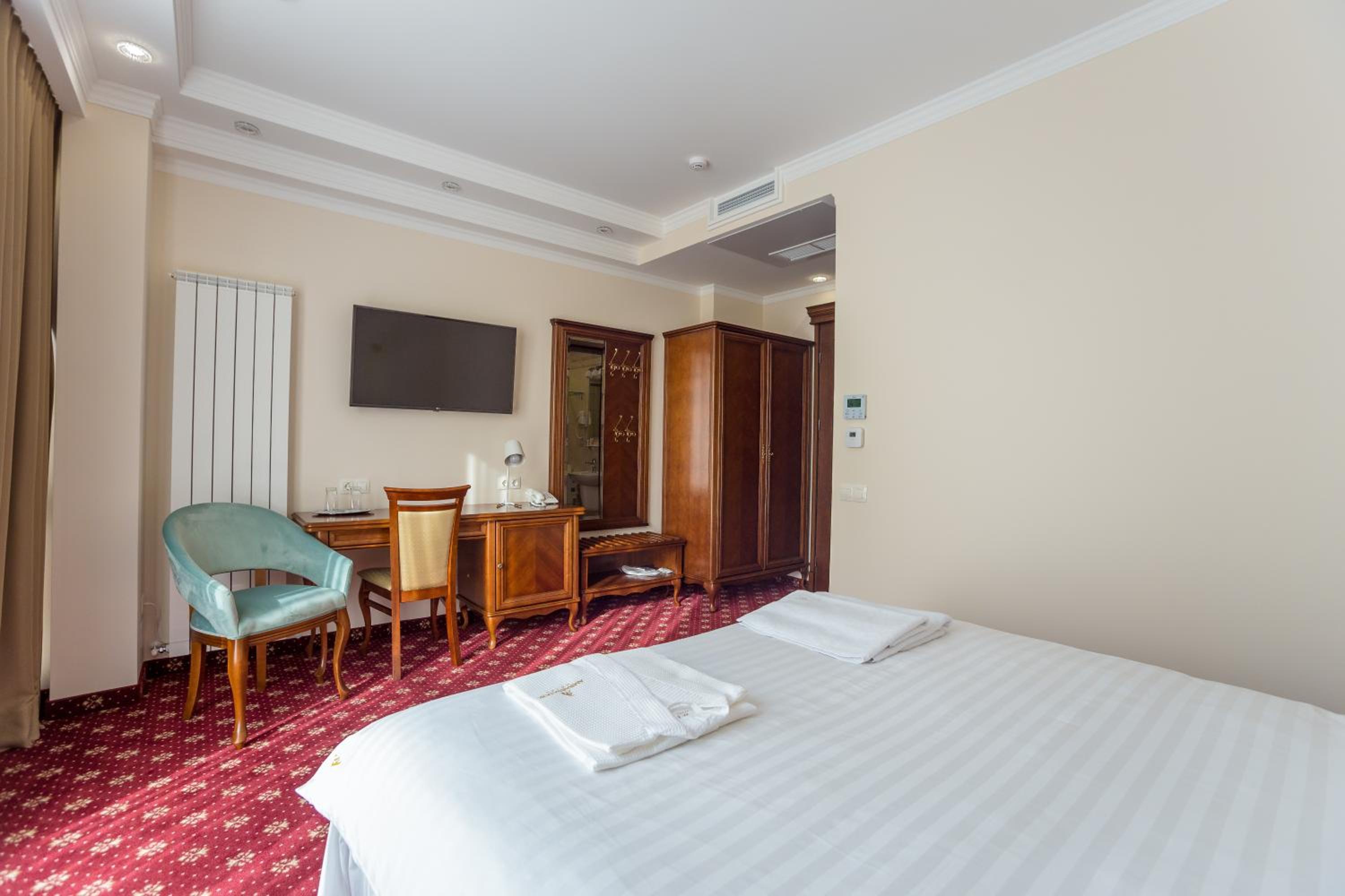 Deluxe Double Room with Balcony photo 2