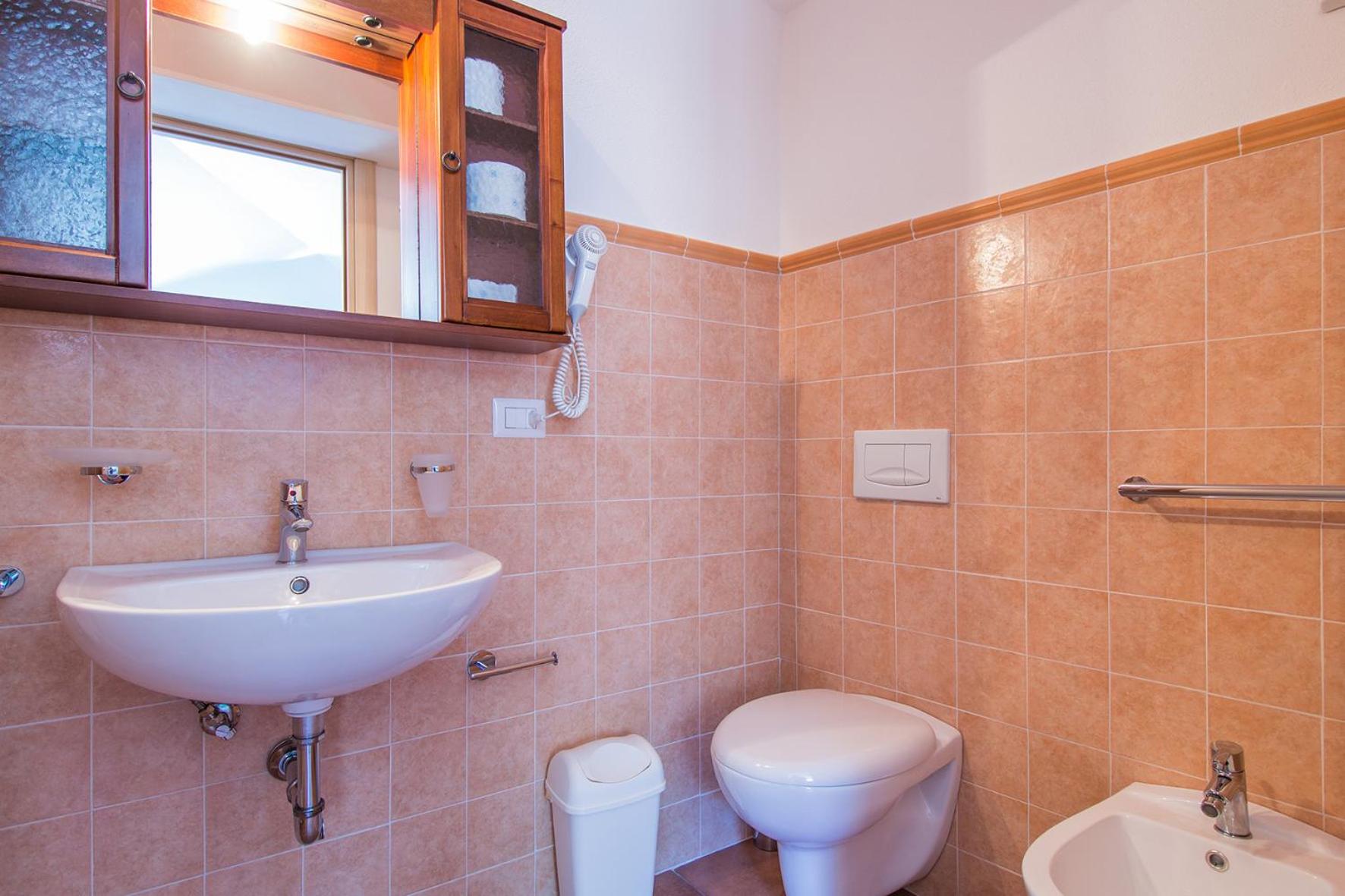 Triple Room with Private Bathroom - Photo 12