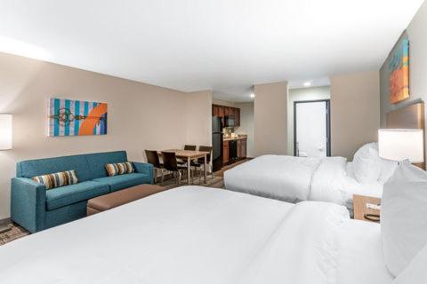 Queen Suite with Two Queen Beds and Sofa Bed - Non-Smoking photo 2