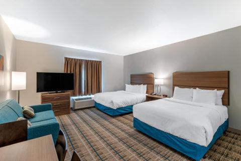 Queen Suite with Two Queen Beds and Sofa Bed - Non-Smoking photo 3