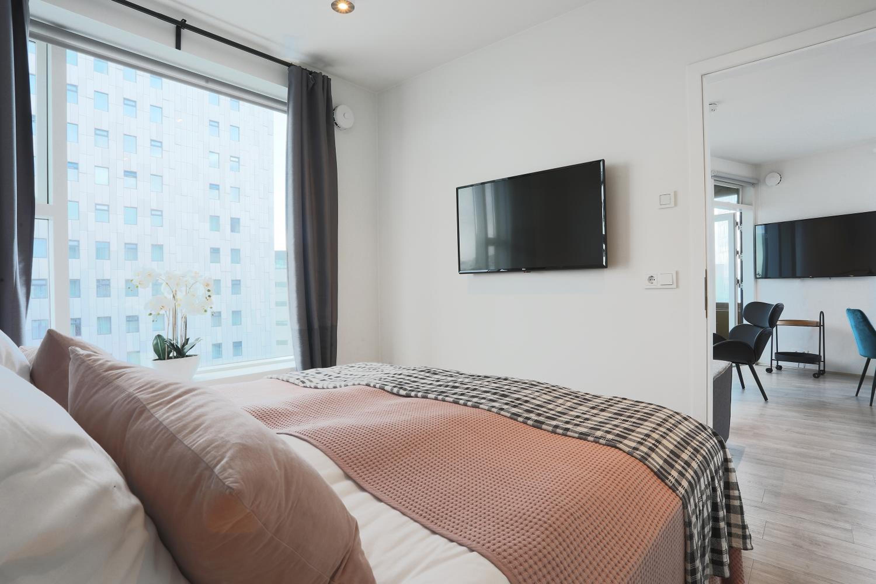 Apartment with Balcony - Photo 4