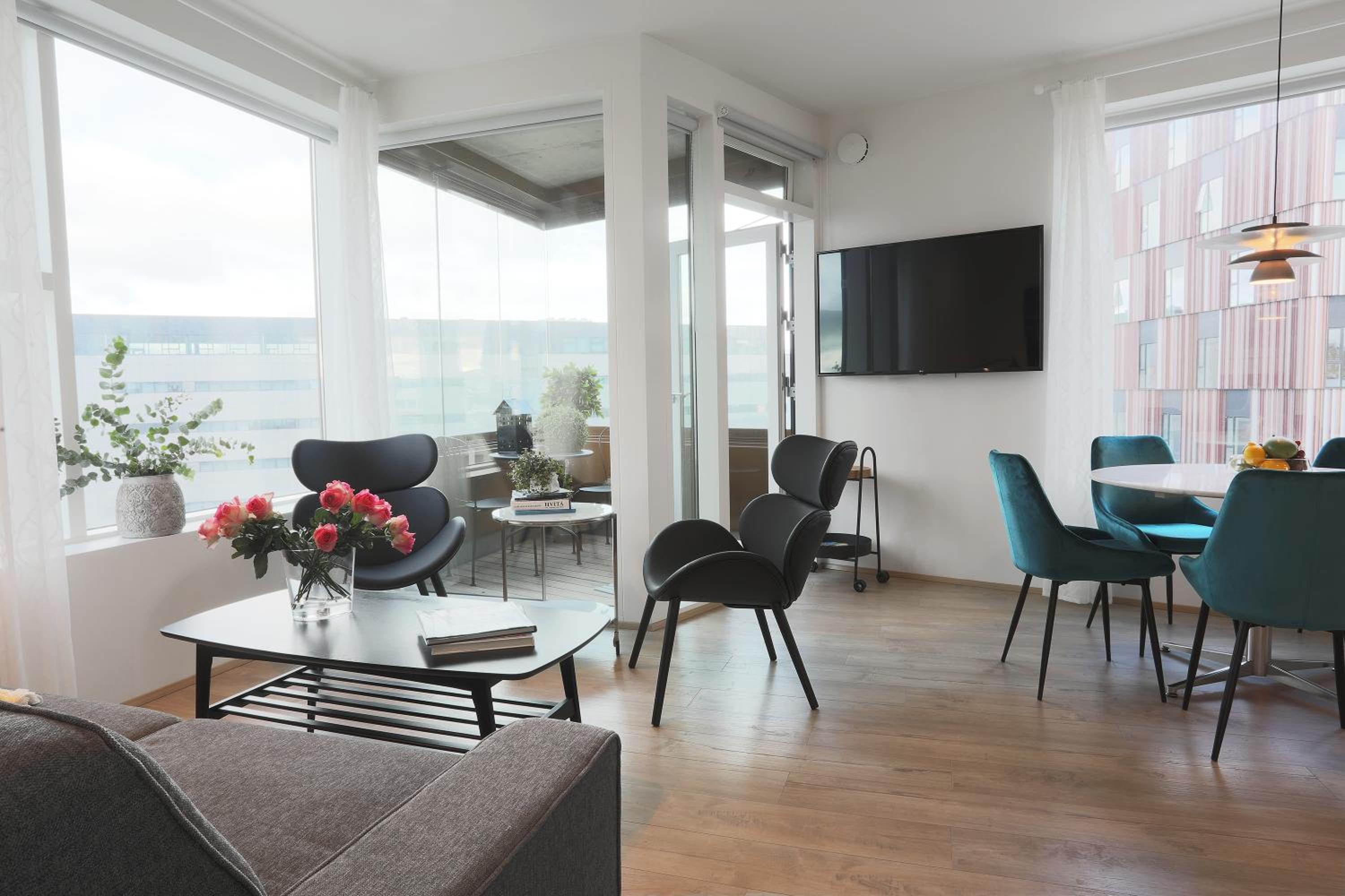 Apartment with Balcony - Photo 3