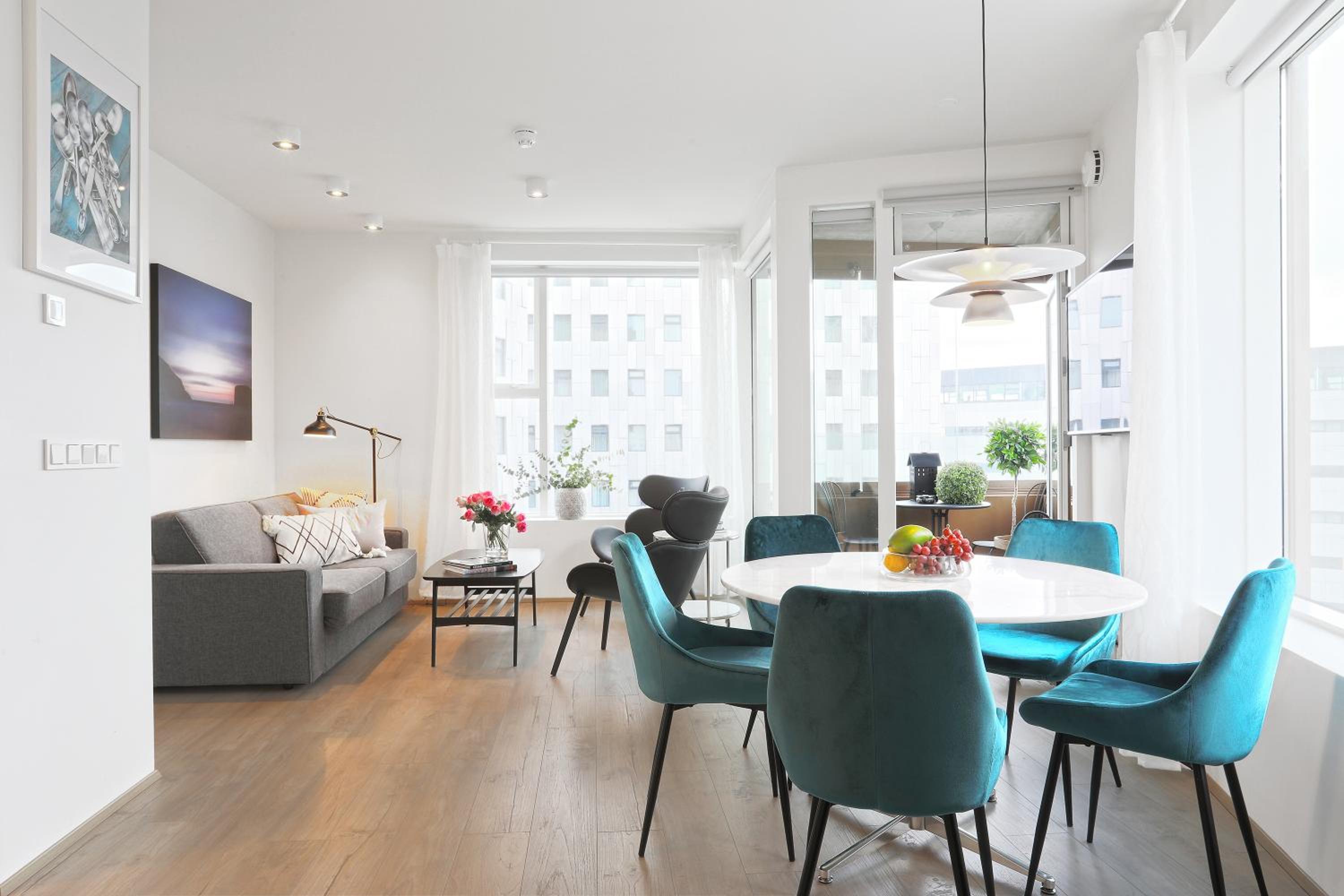 Apartment with Balcony - Photo 2