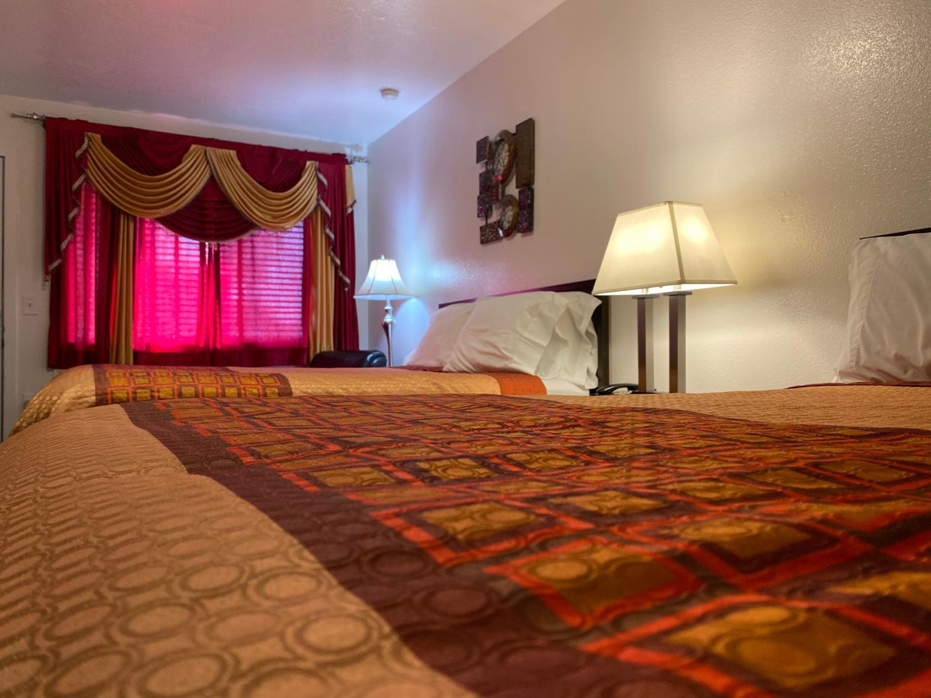 Queen Room with Two Queen Beds photo 2