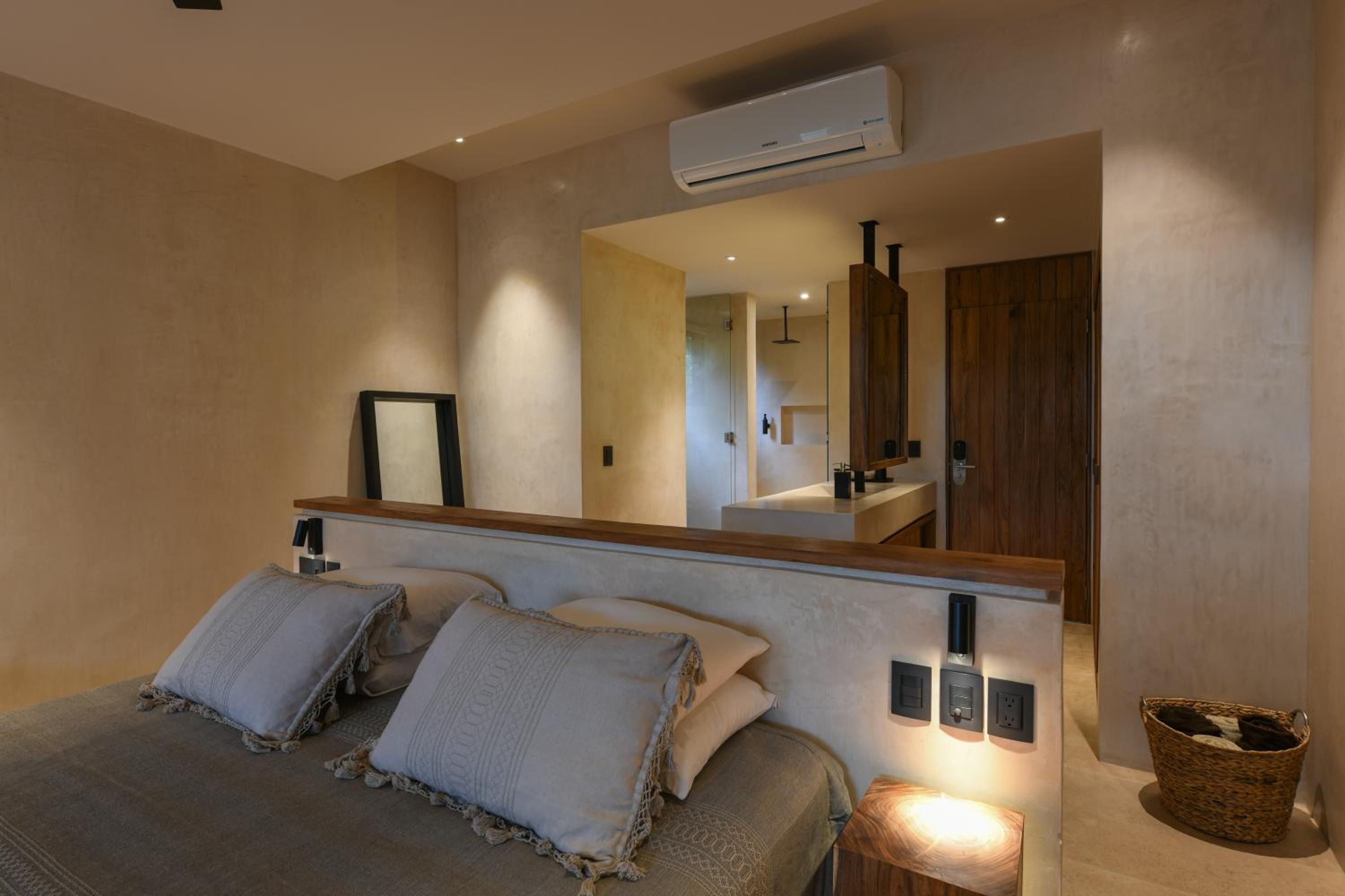 King Suite with Balcony and Garden View - Photo 2