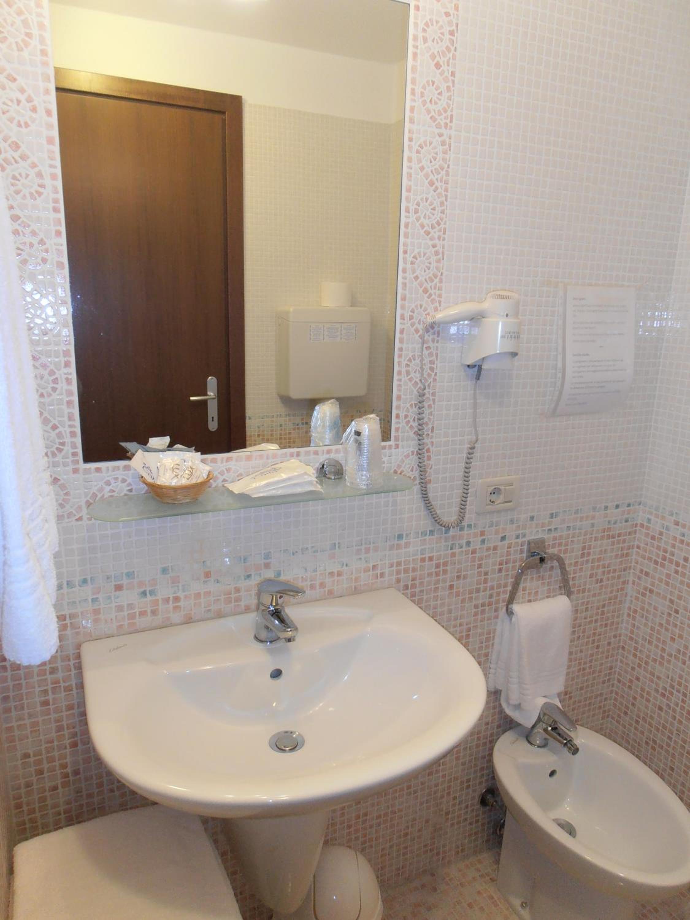 Family Room (2 Adults + 2 Children) photo 2