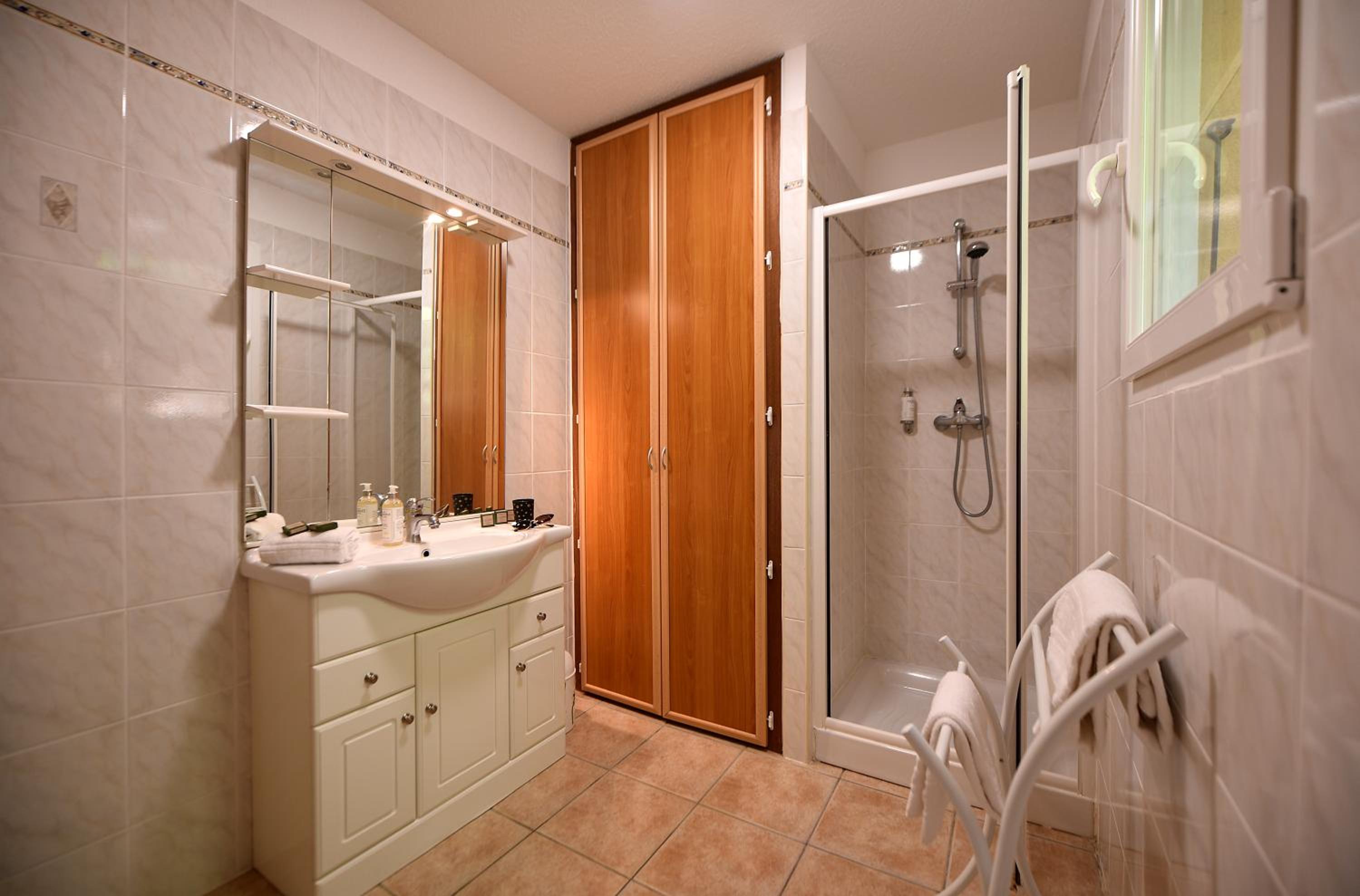 Comfort One-Bedroom Apartment ( 2-4 people) photo 1