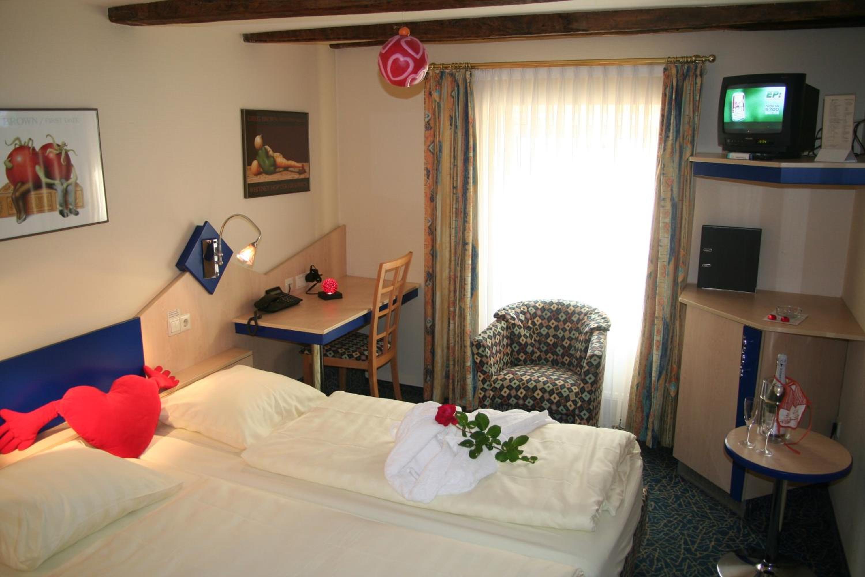 Double Room with Whirlpool - Photo 4
