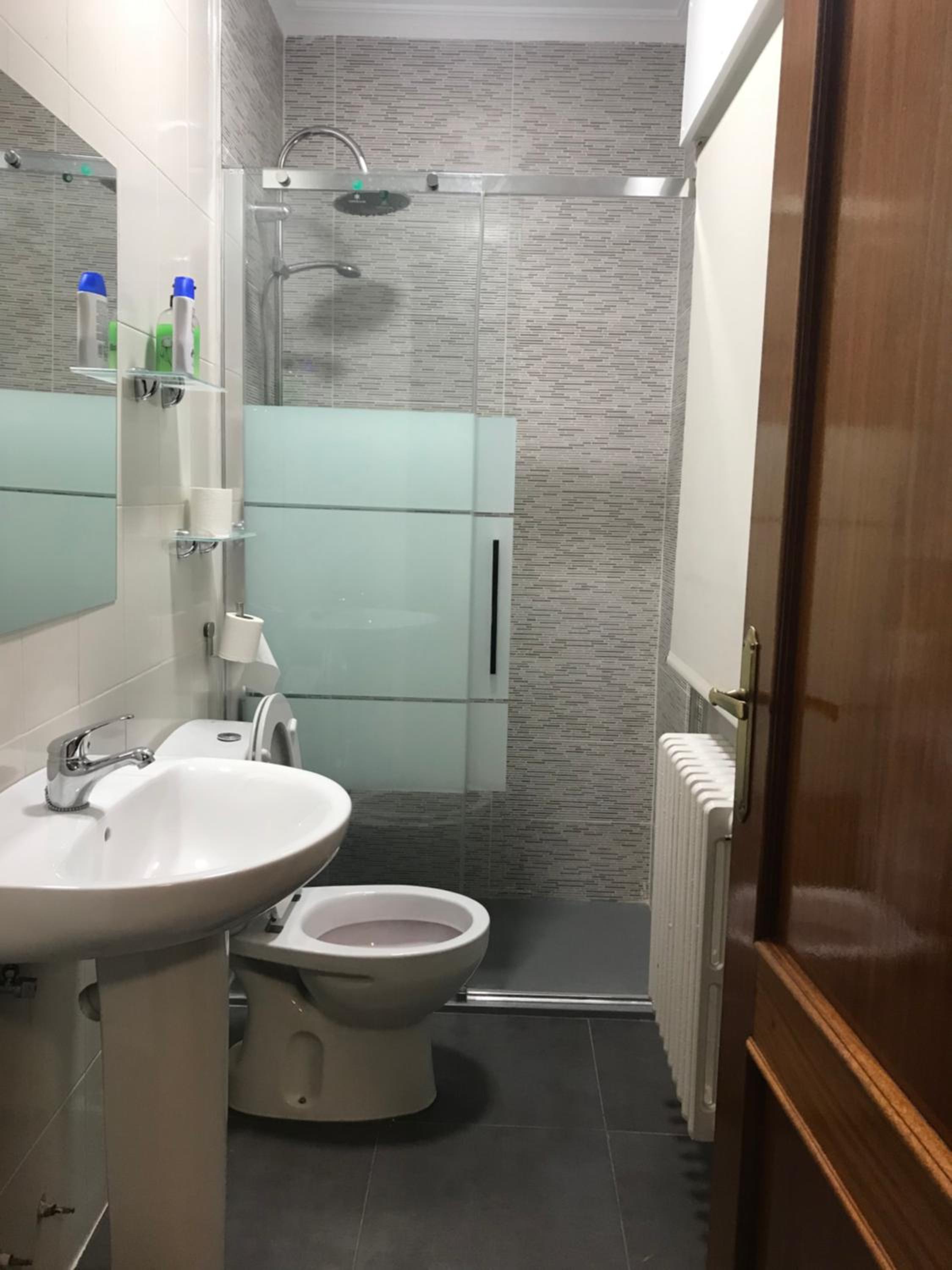 Double or Twin Room with Bathroom - Photo 8