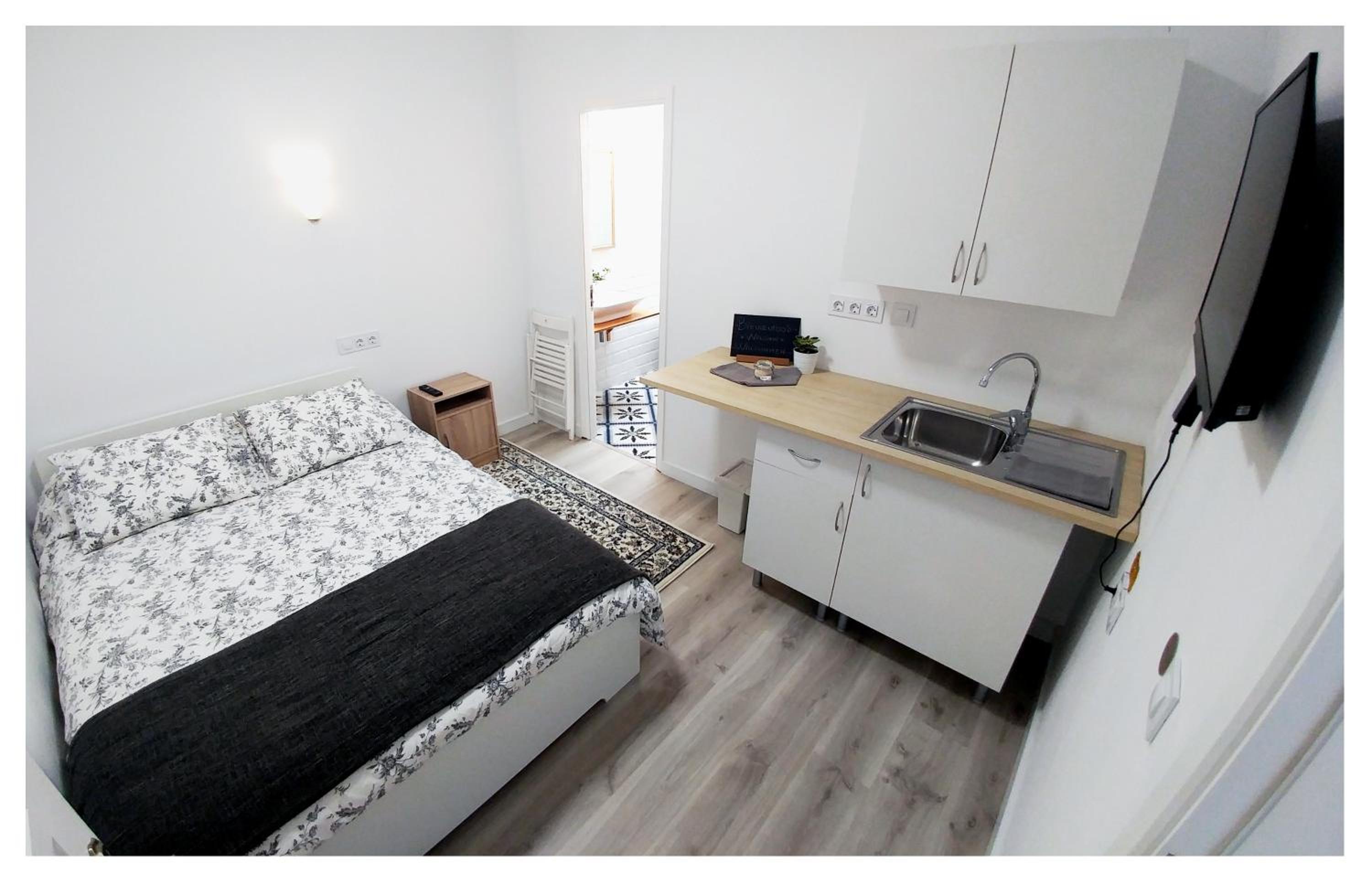 Double Room with Private Bathroom - Photo 1