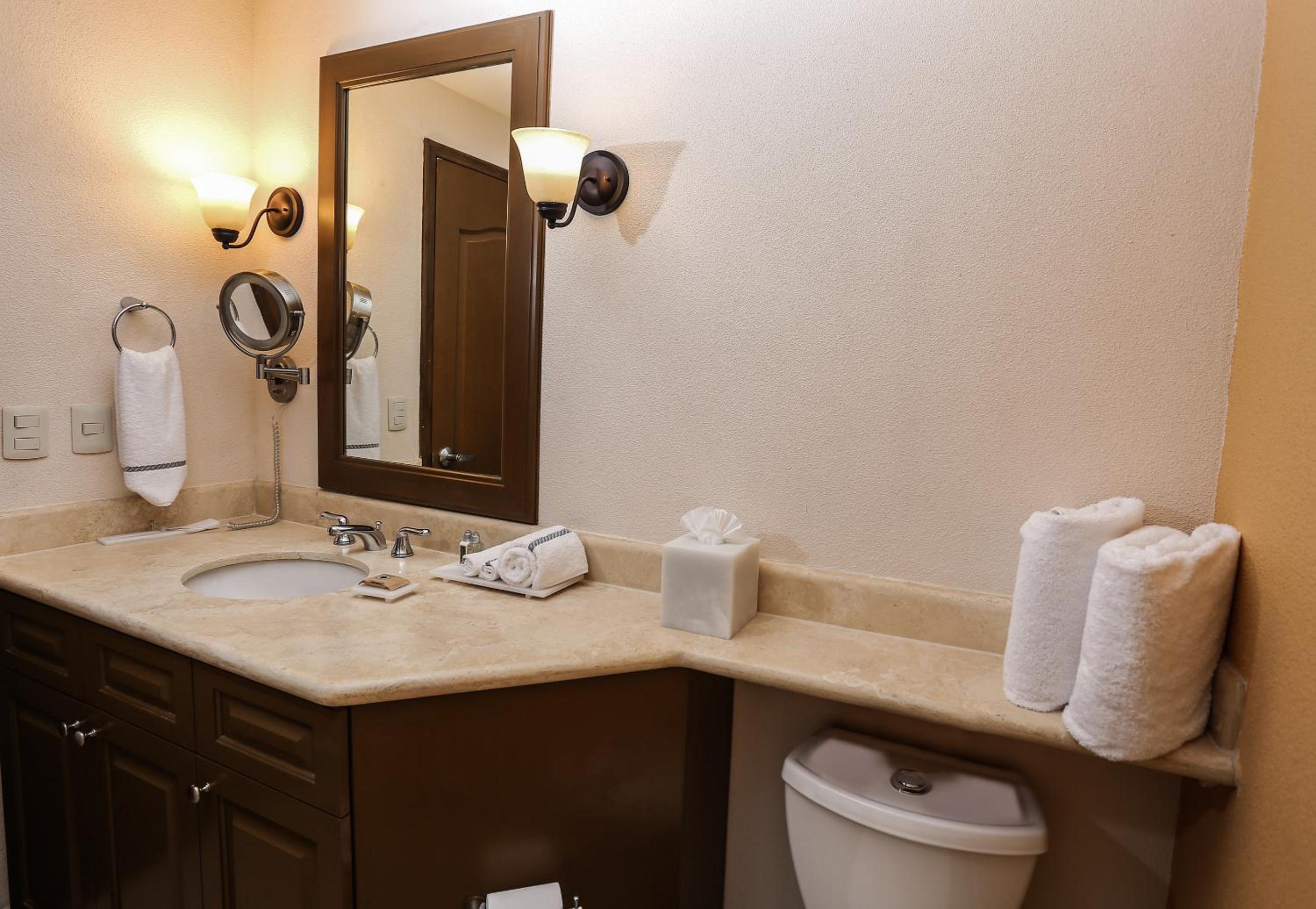 Deluxe Suite Premium Floor - Photo 4