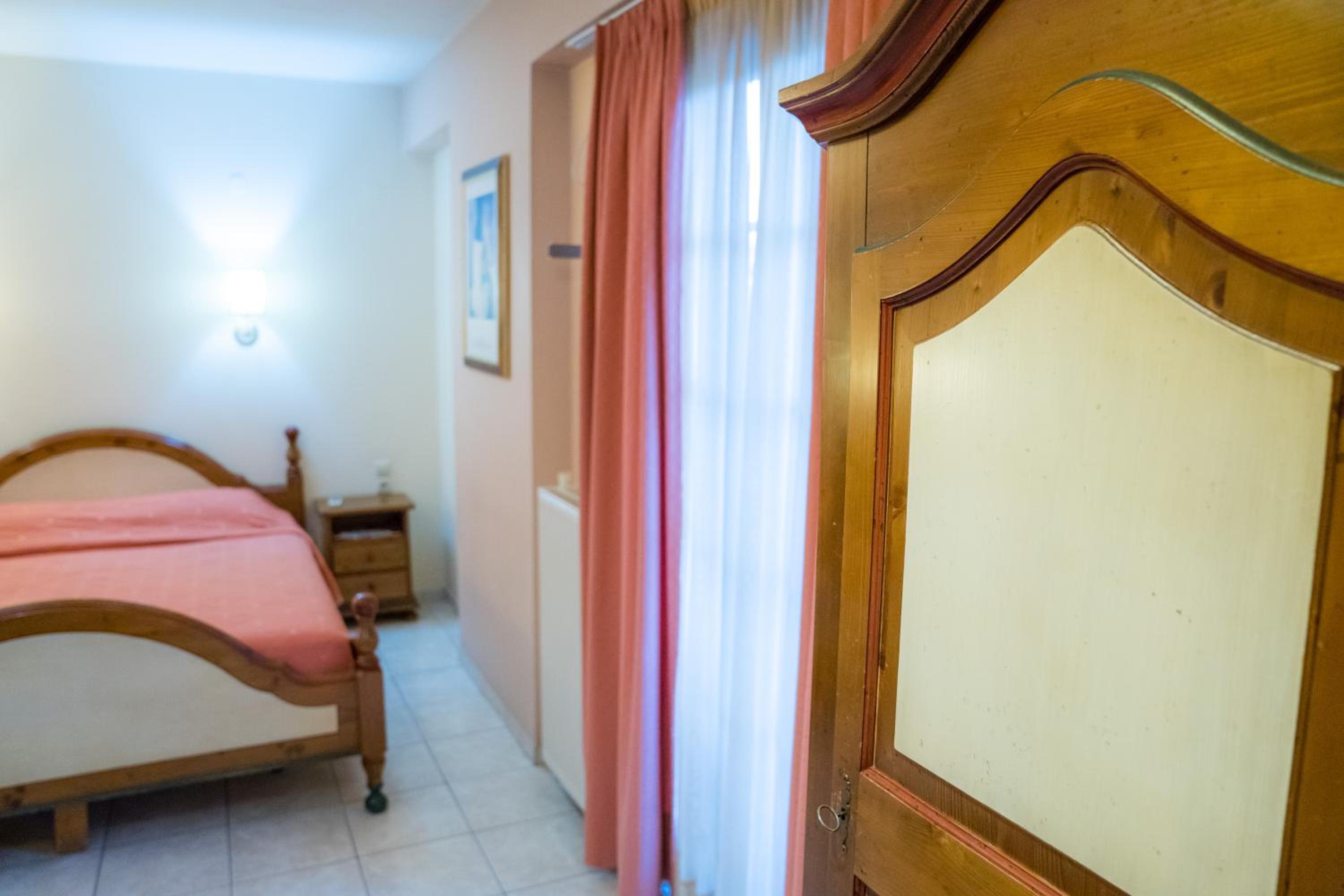 Quadruple Room with Balcony - Photo 15