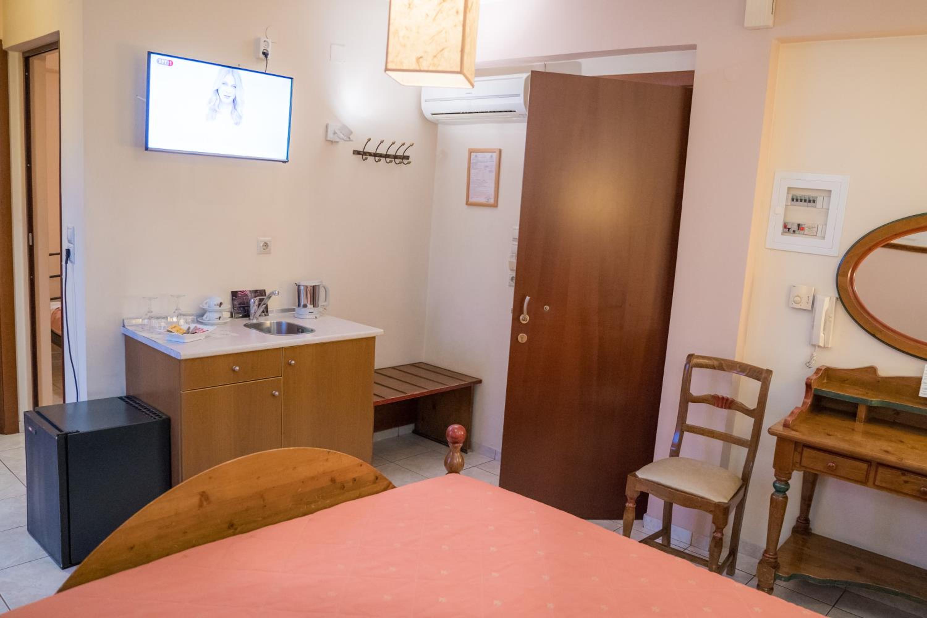 Quadruple Room with Balcony - Photo 11
