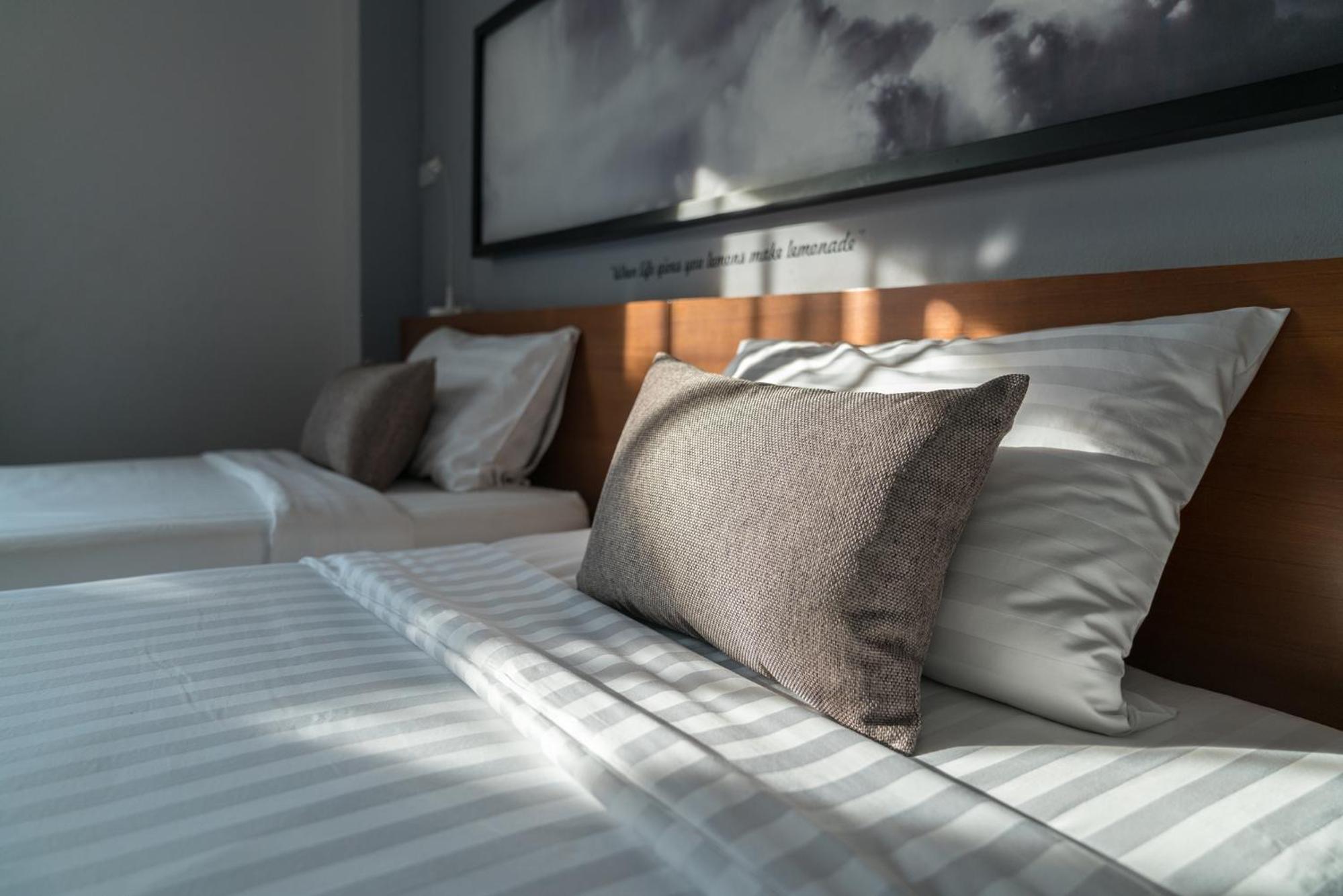 Standard Twin Room - Photo 4